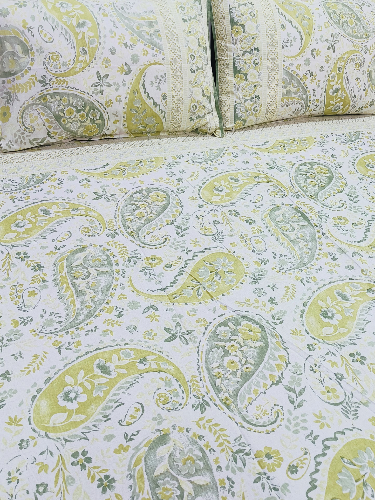 Bedsheet With King Size Pillow Cases