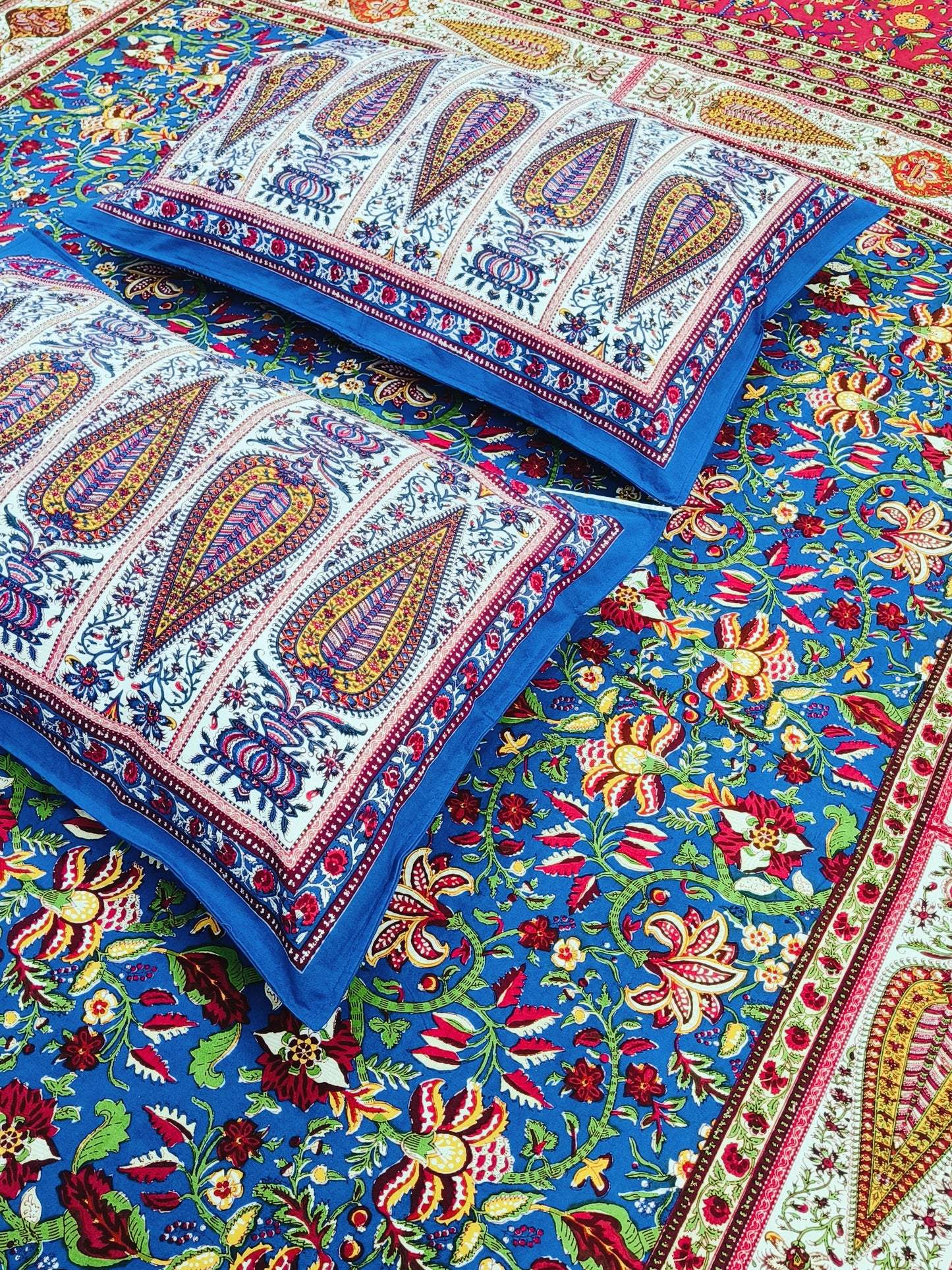 Bedsheet With King Size Pillow Cases