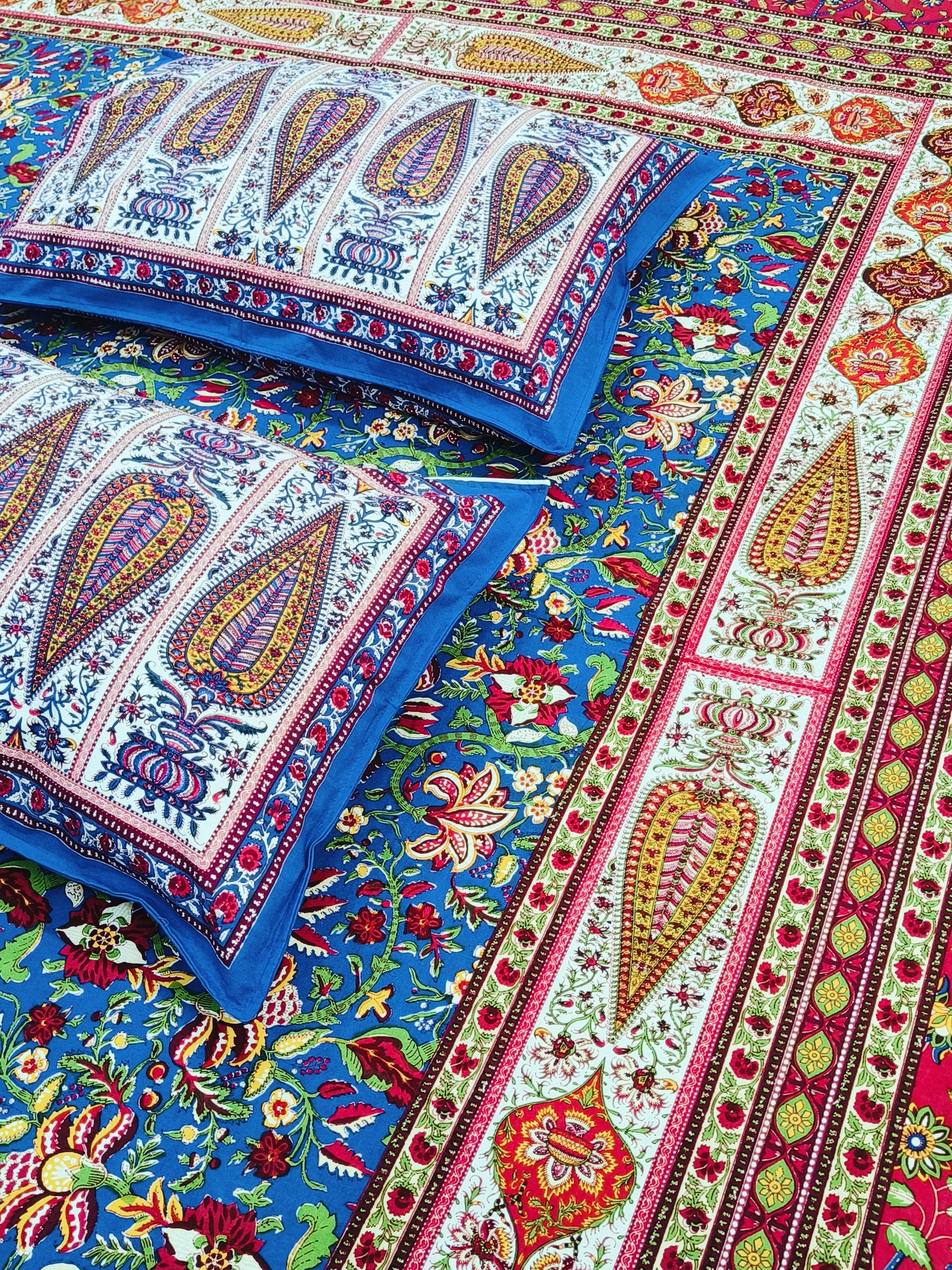 Bedsheet With King Size Pillow Cases