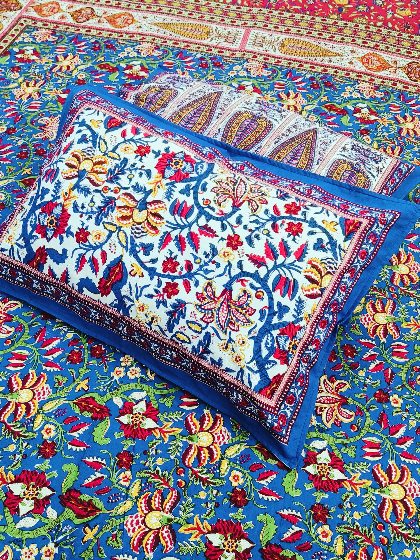 Bedsheet With King Size Pillow Cases