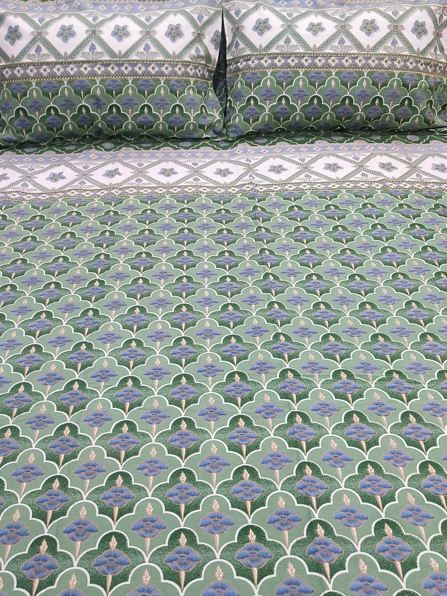 Bedsheet With King Size Pillow Cases
