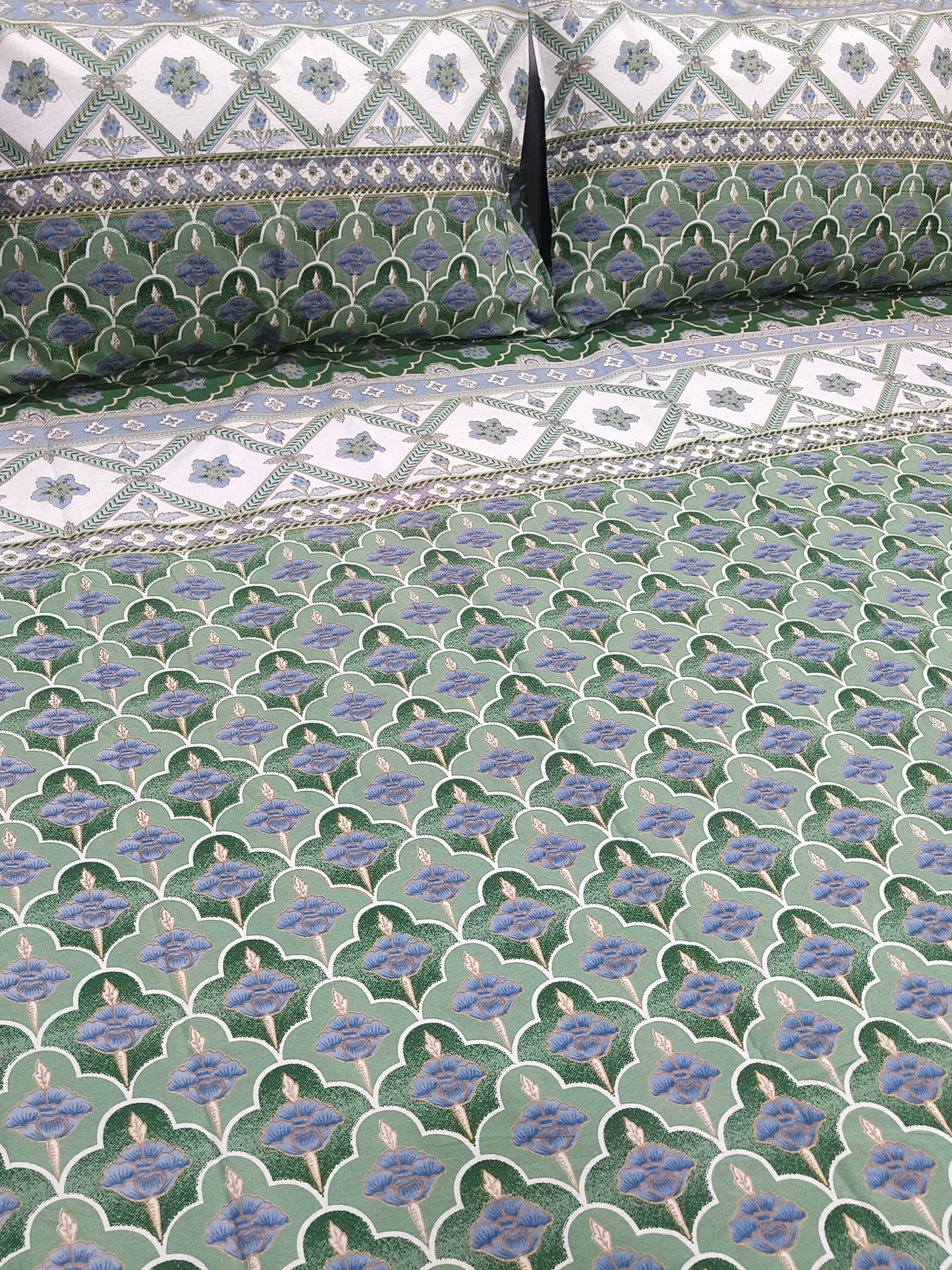 Bedsheet With King Size Pillow Cases