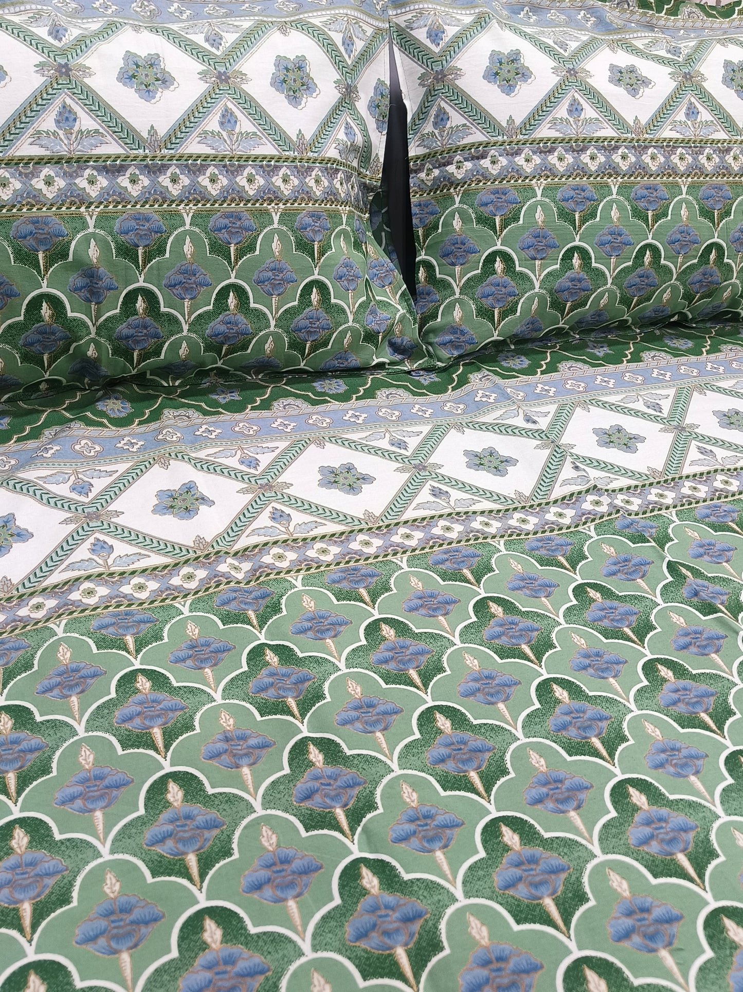 Bedsheet With King Size Pillow Cases
