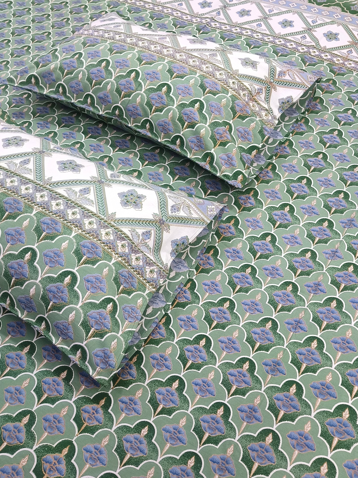 Bedsheet With King Size Pillow Cases