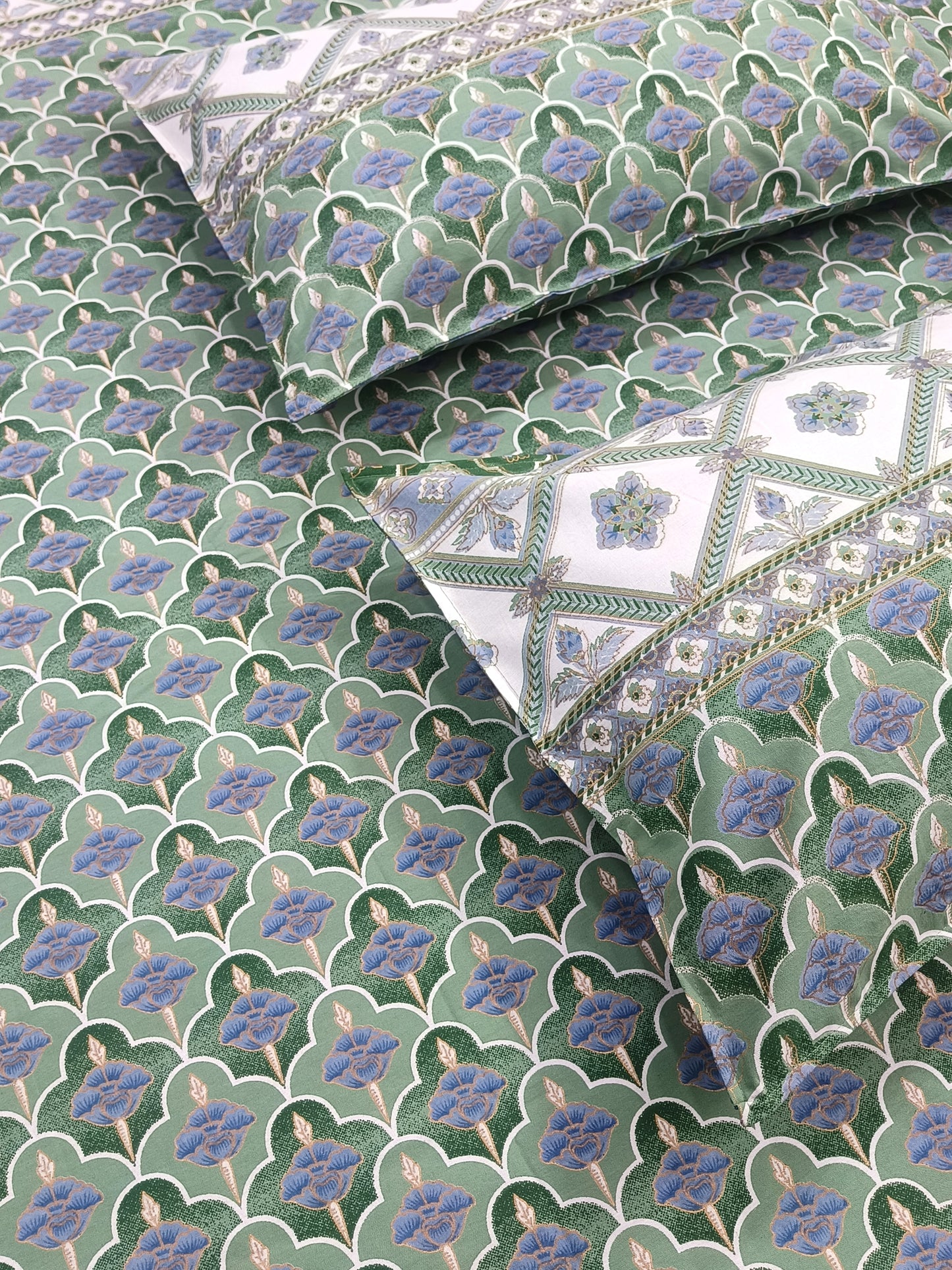 Bedsheet With King Size Pillow Cases