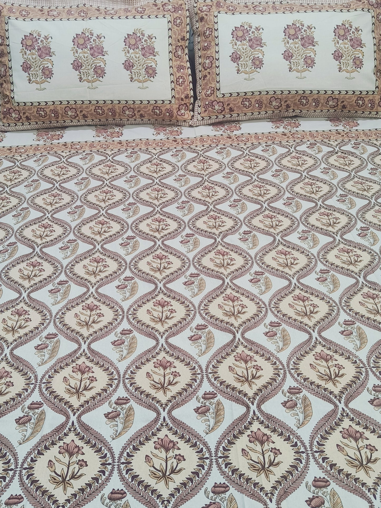 Bedsheet With King Size Pillow Cases