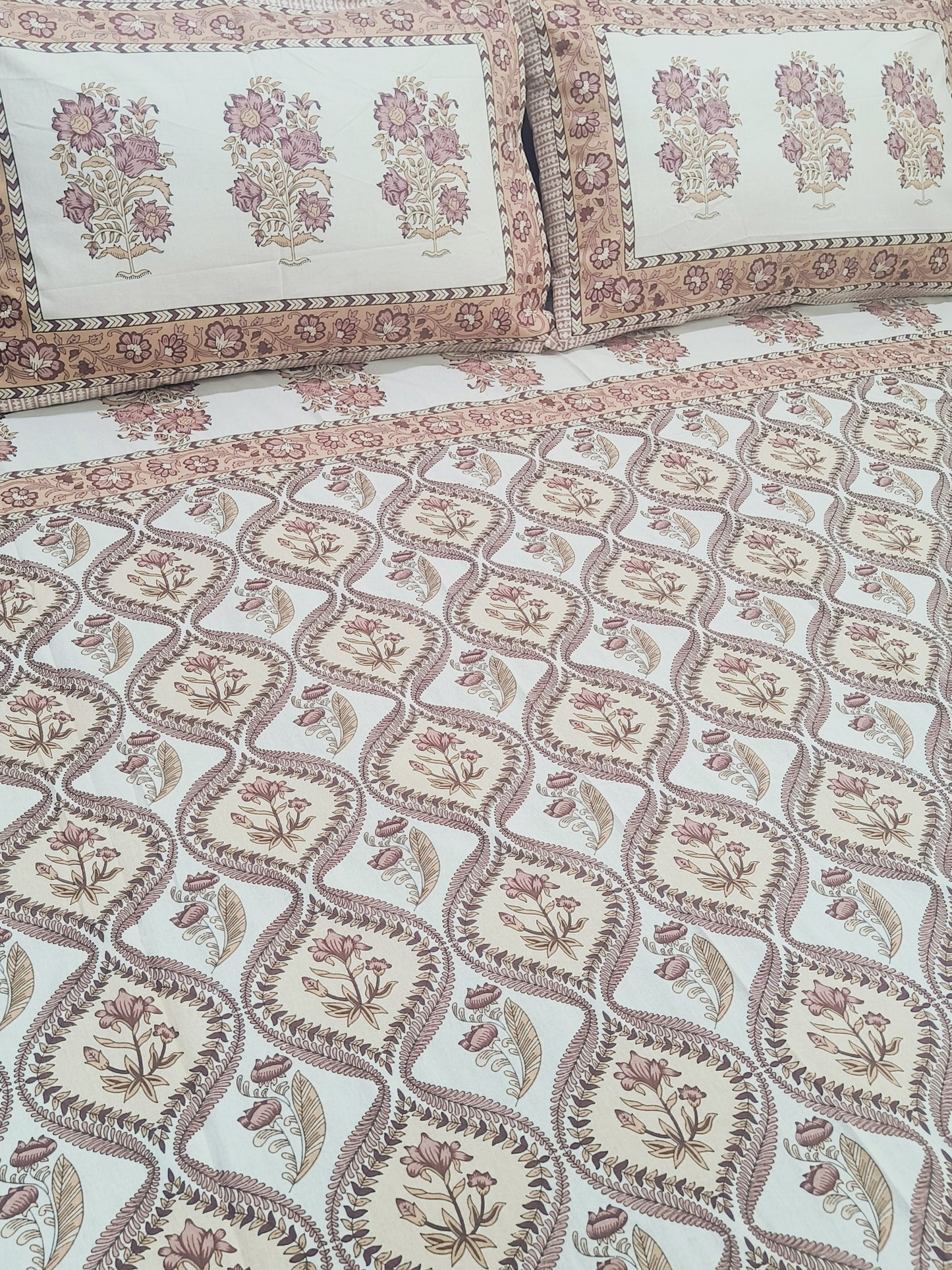 Bedsheet With King Size Pillow Cases