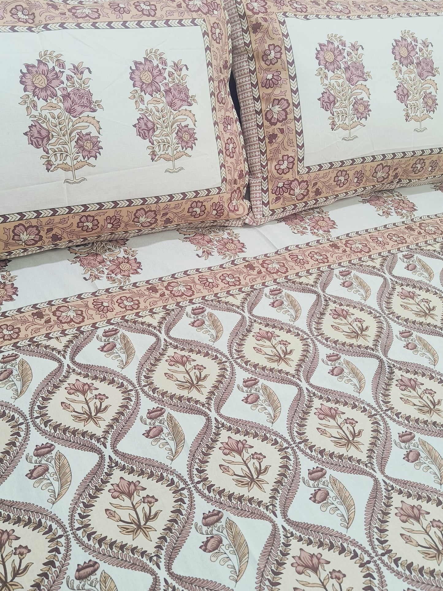 Bedsheet With King Size Pillow Cases