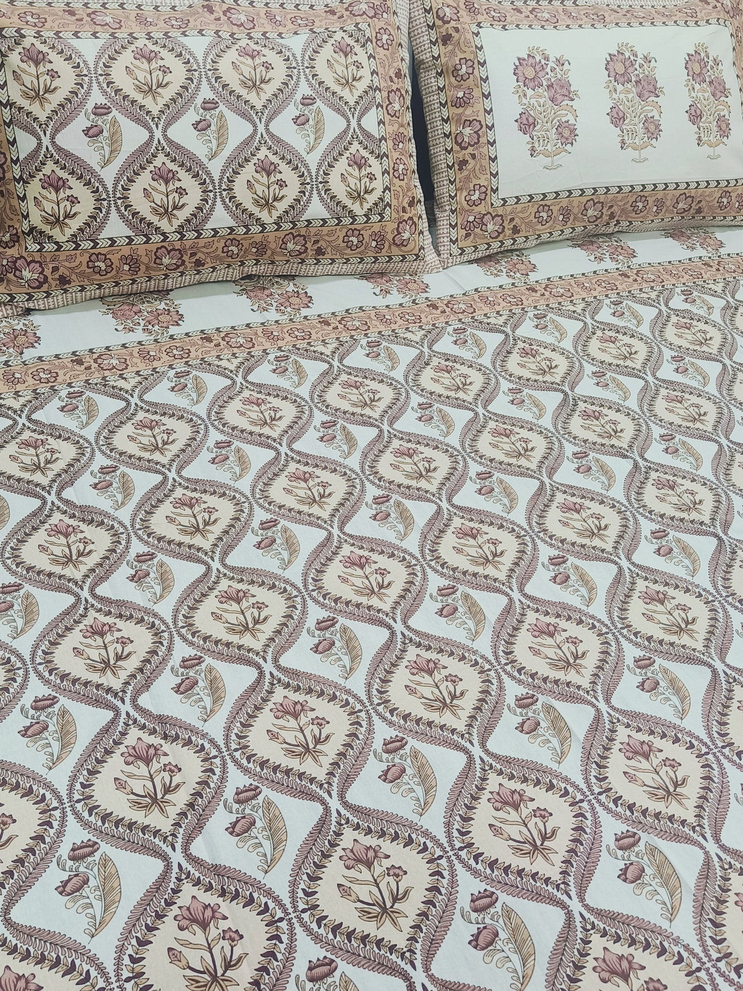 Bedsheet With King Size Pillow Cases