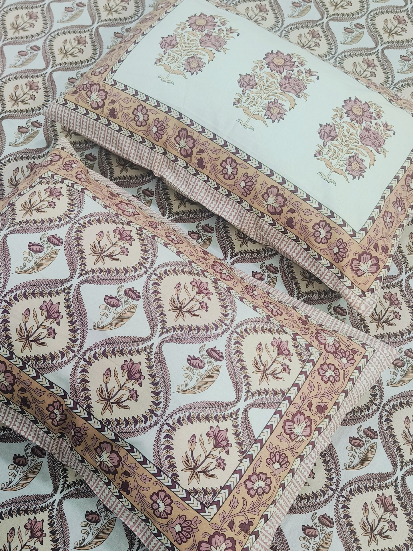 Bedsheet With King Size Pillow Cases