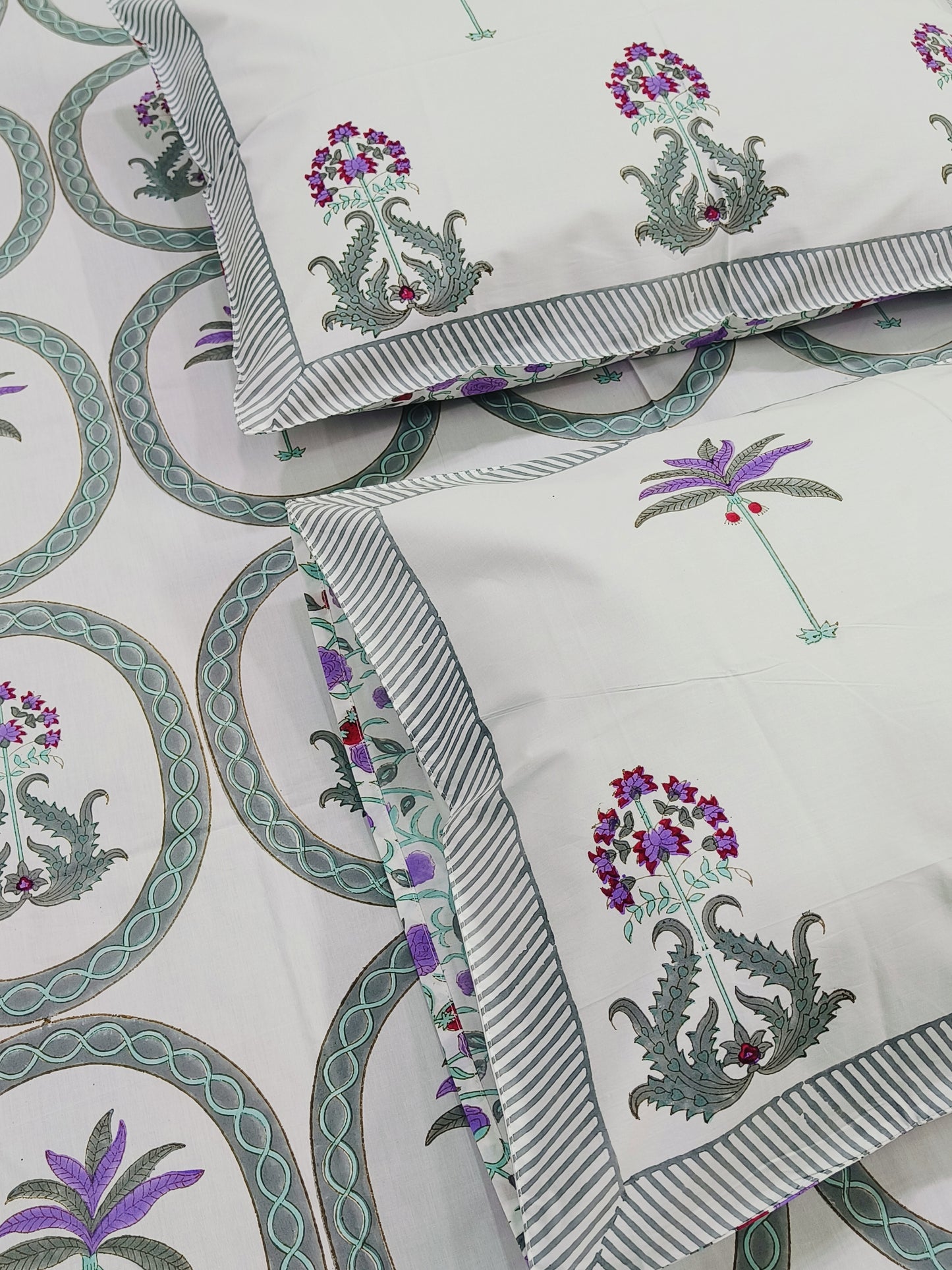 Bedsheet With King Size Pillow Cases