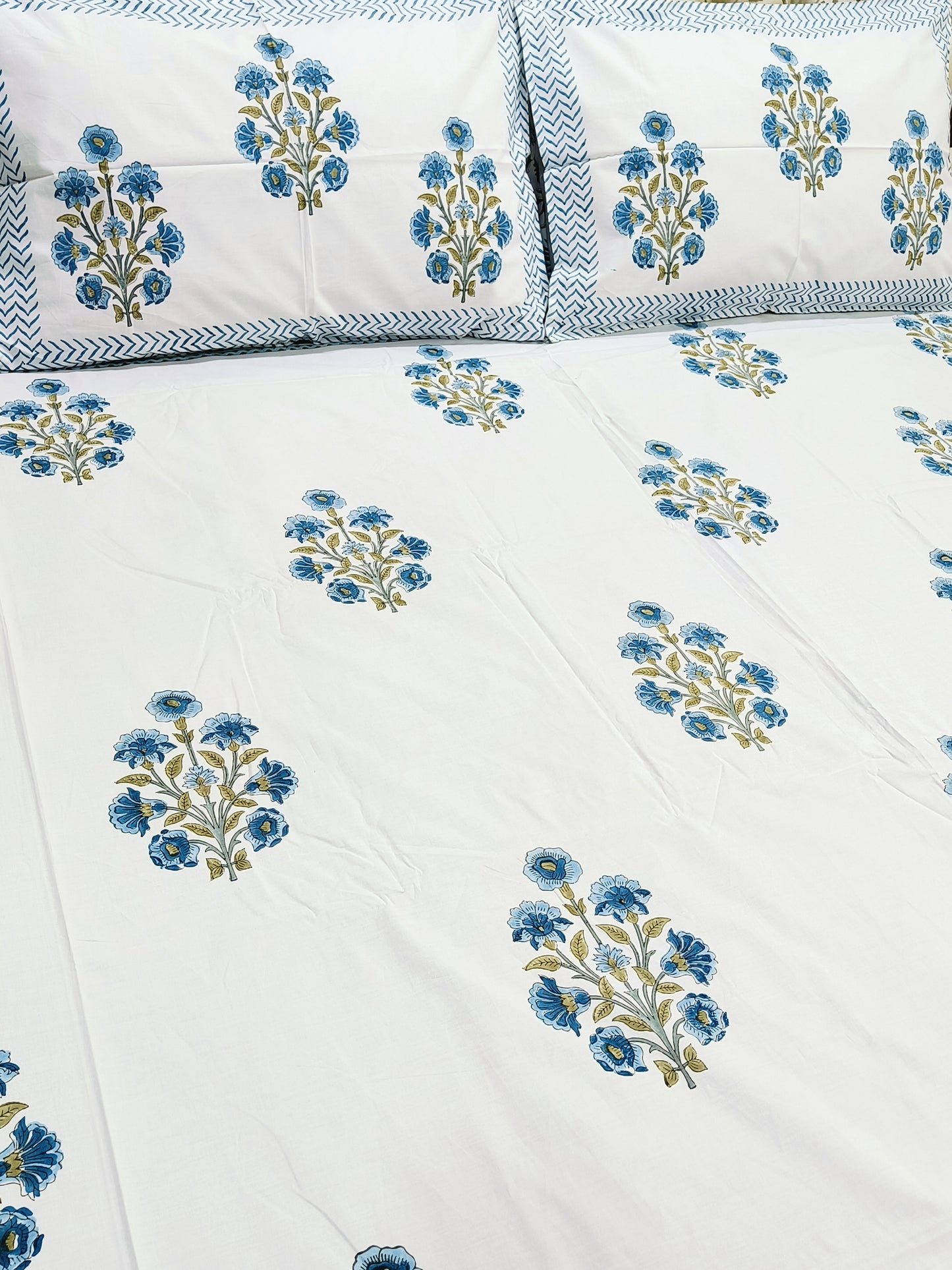 Bedsheet With King Size Pillow Cases