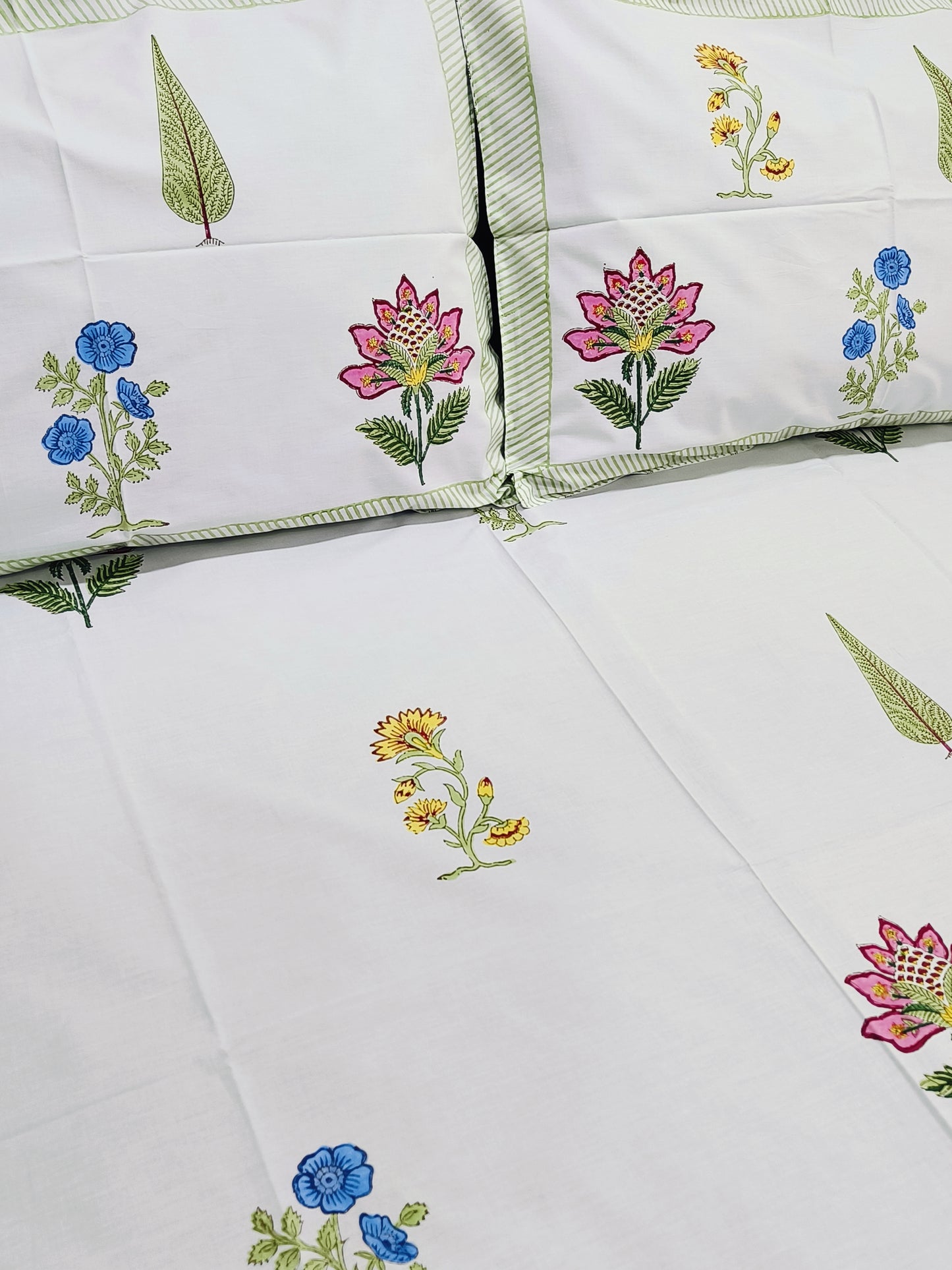 Bedsheet With King Size Pillow Cases