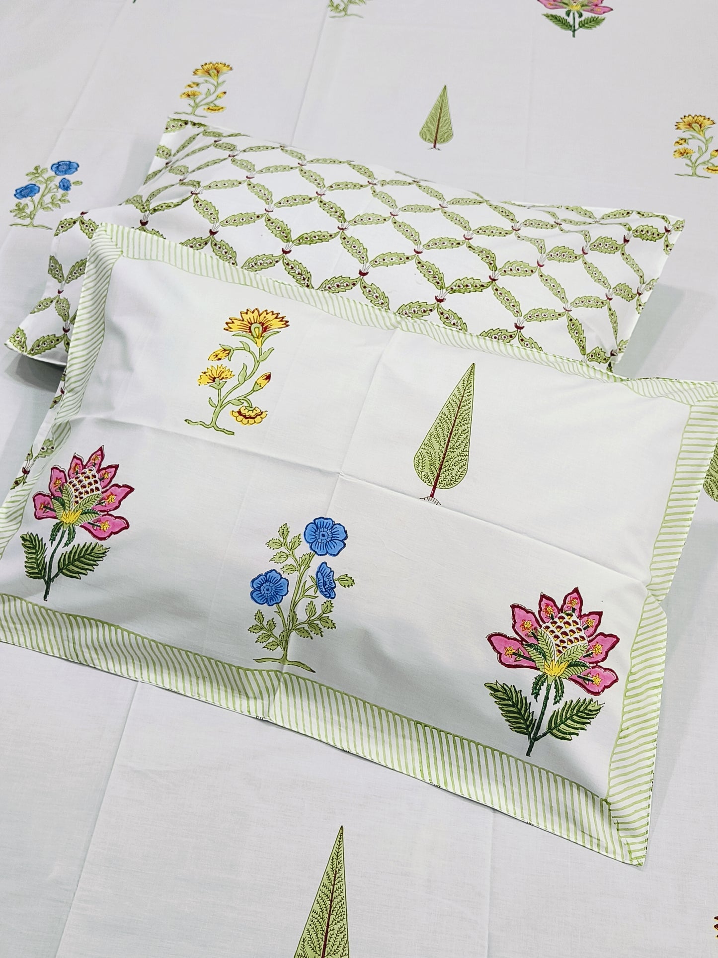 Bedsheet With King Size Pillow Cases