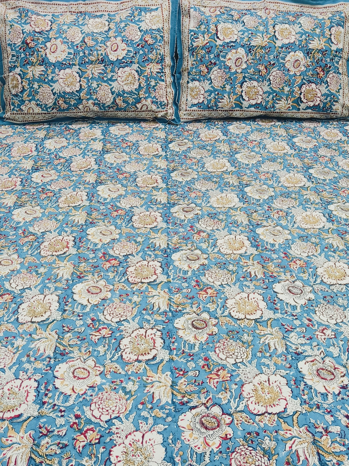Bedsheet With King Size Pillow Cases