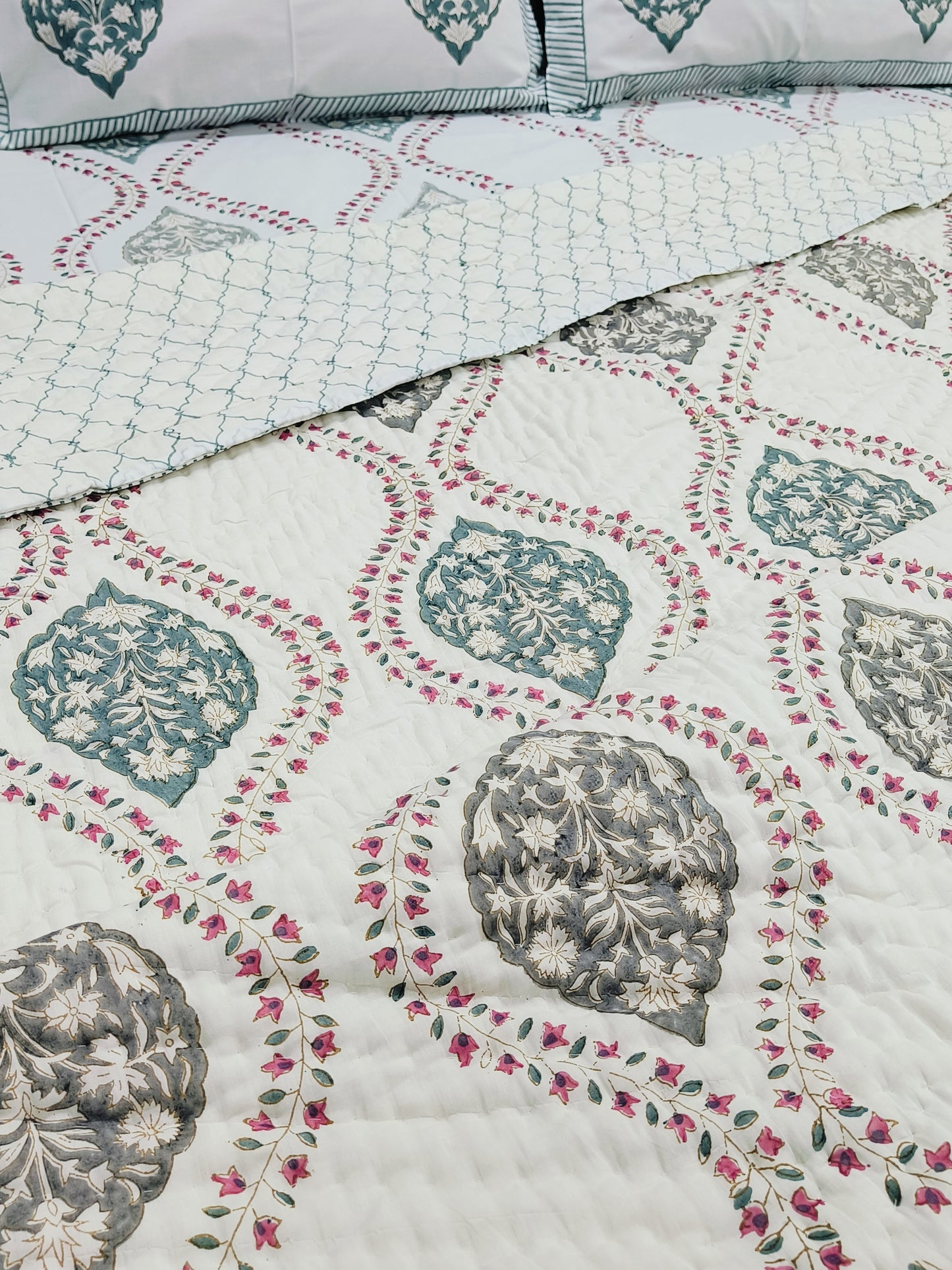 Bedding Sets with Quilts