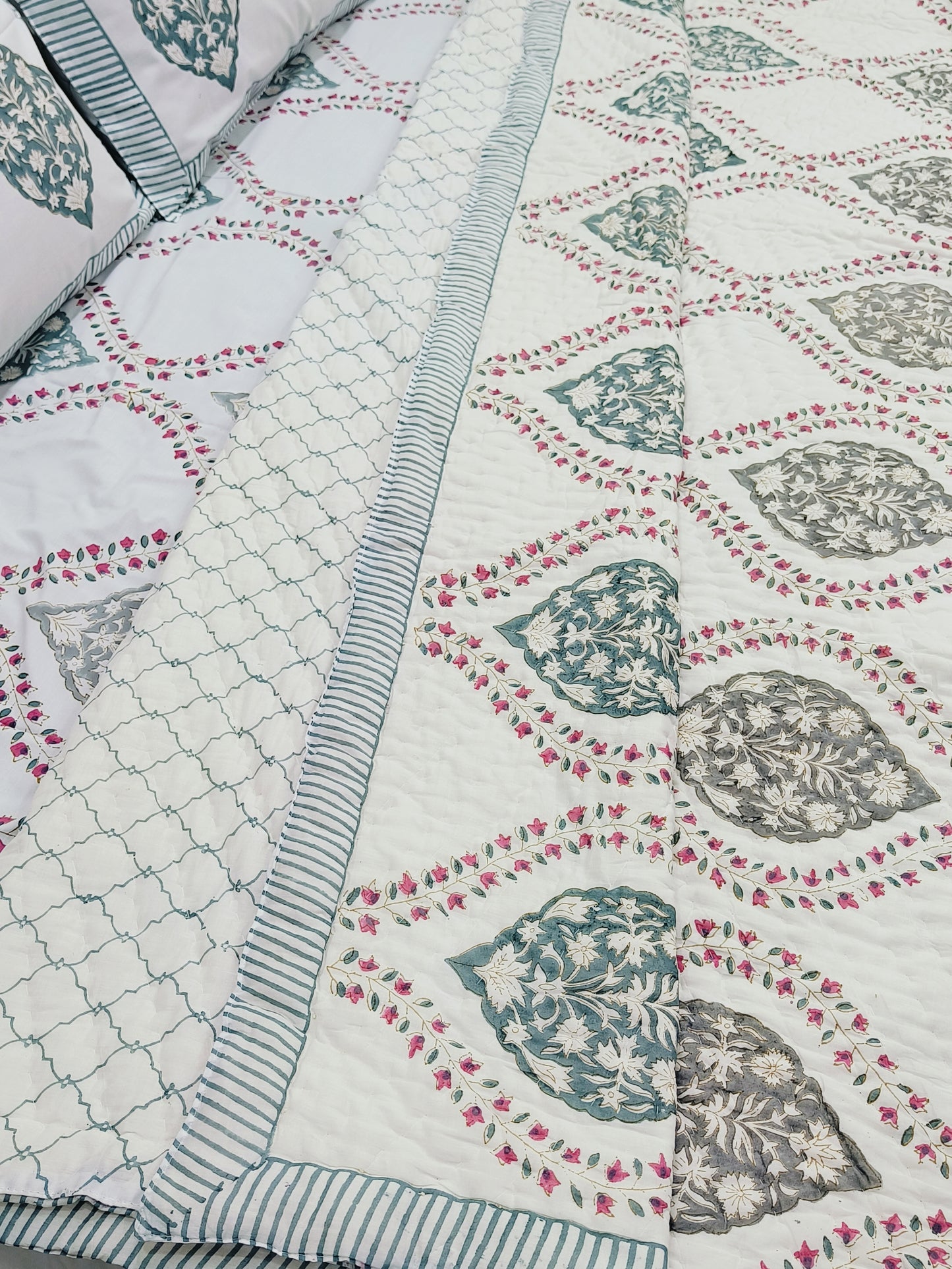 Bedding Sets with Quilts