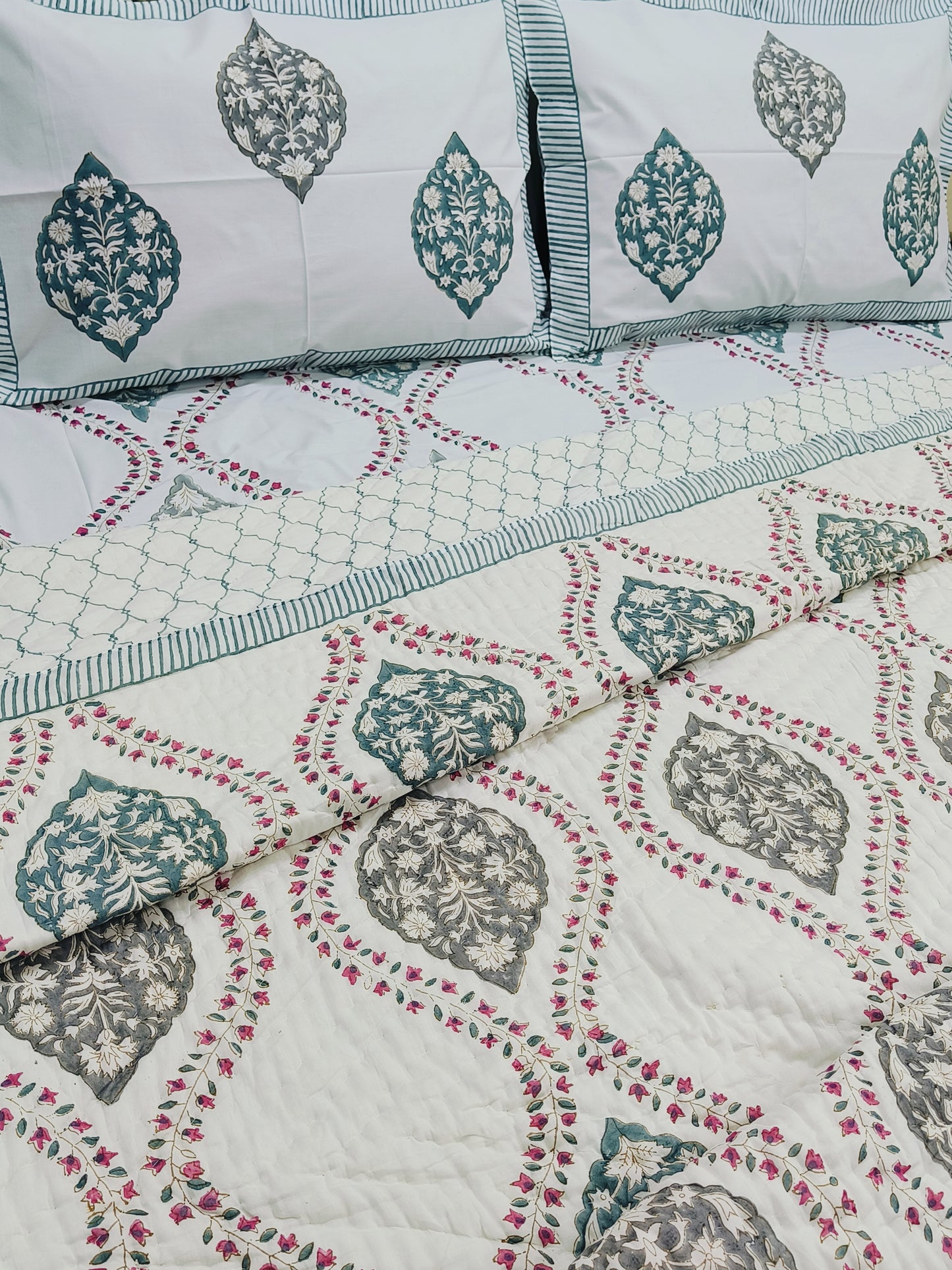 Bedding Sets with Quilts