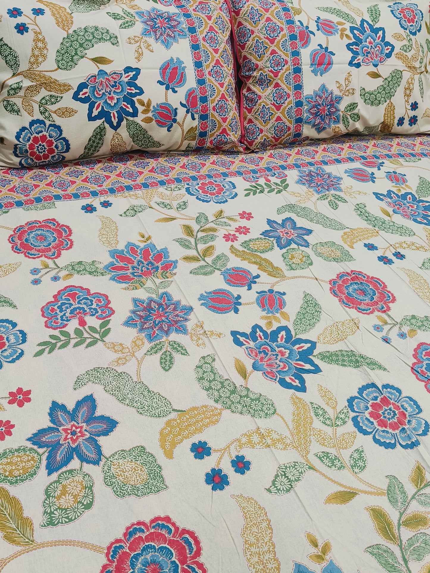 Bedsheet With King Size Pillow Cases