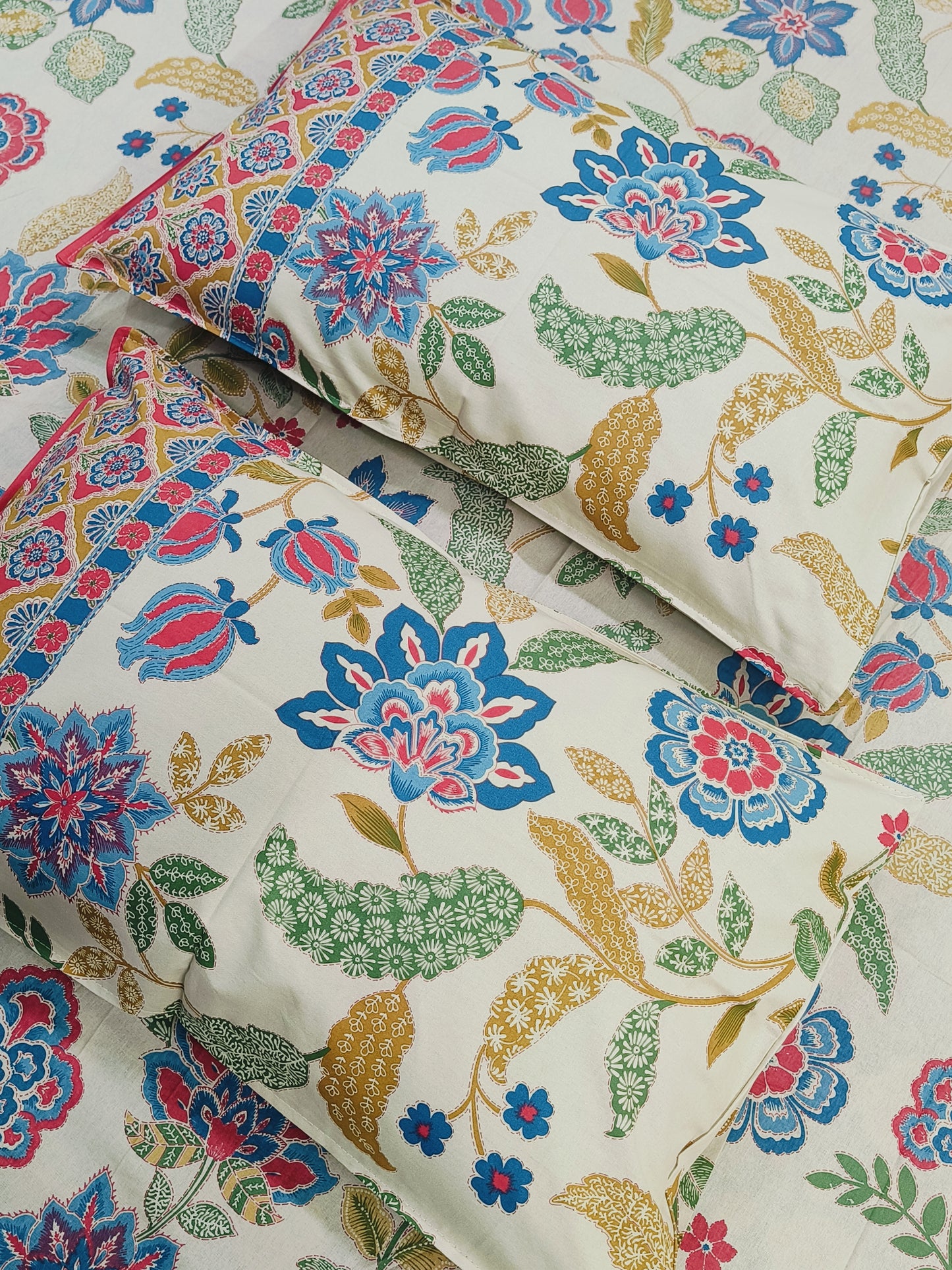 Bedsheet With King Size Pillow Cases