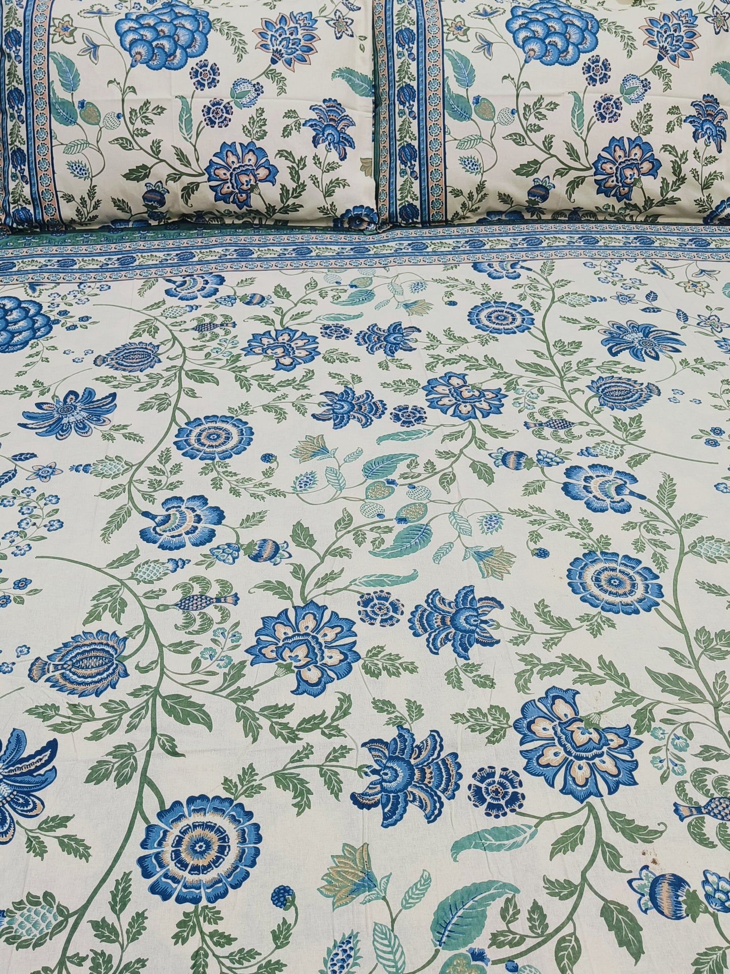 Bedsheet With King Size Pillow Cases