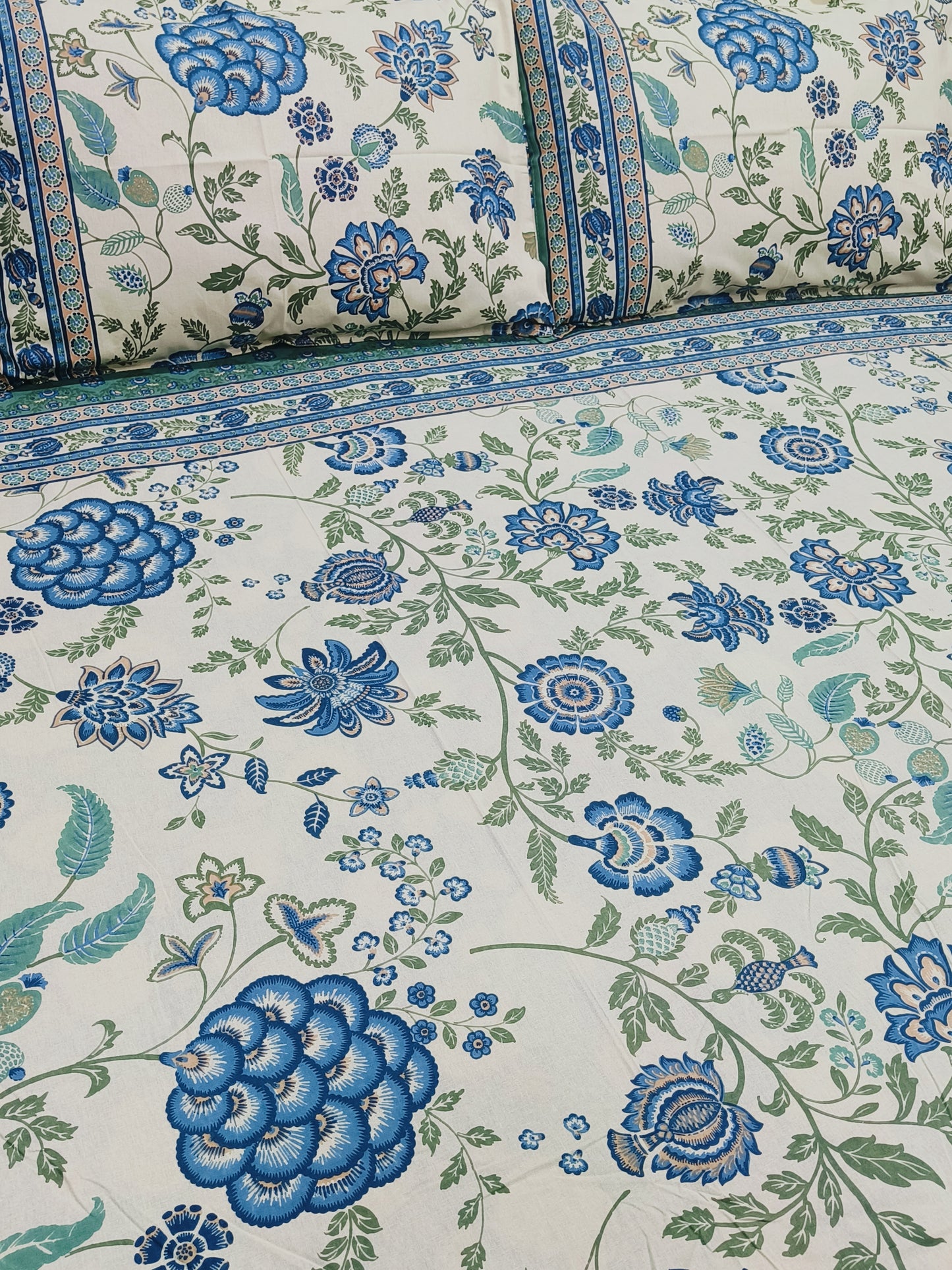 Bedsheet With King Size Pillow Cases