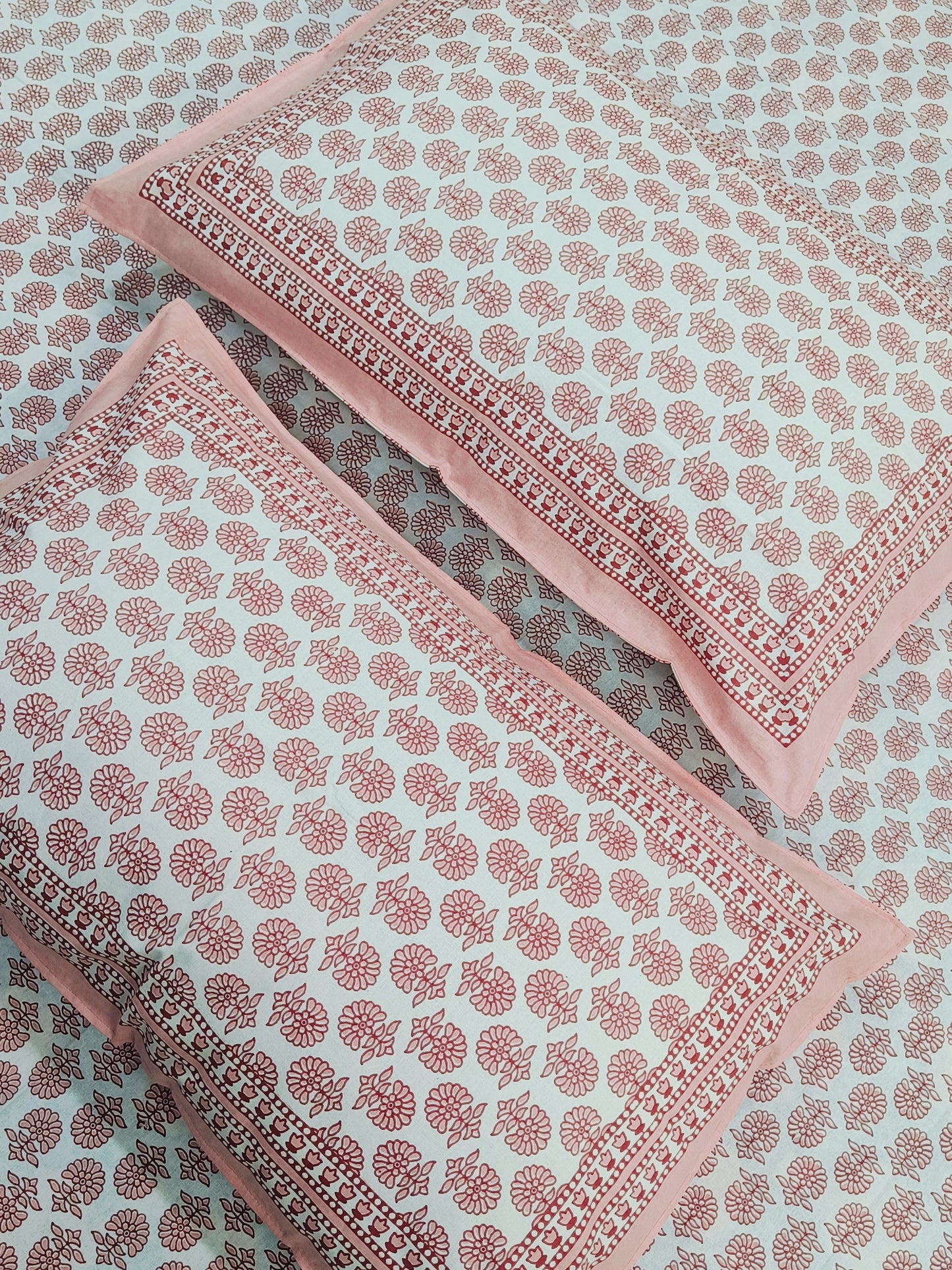 Bedsheet With King Size Pillow Cases