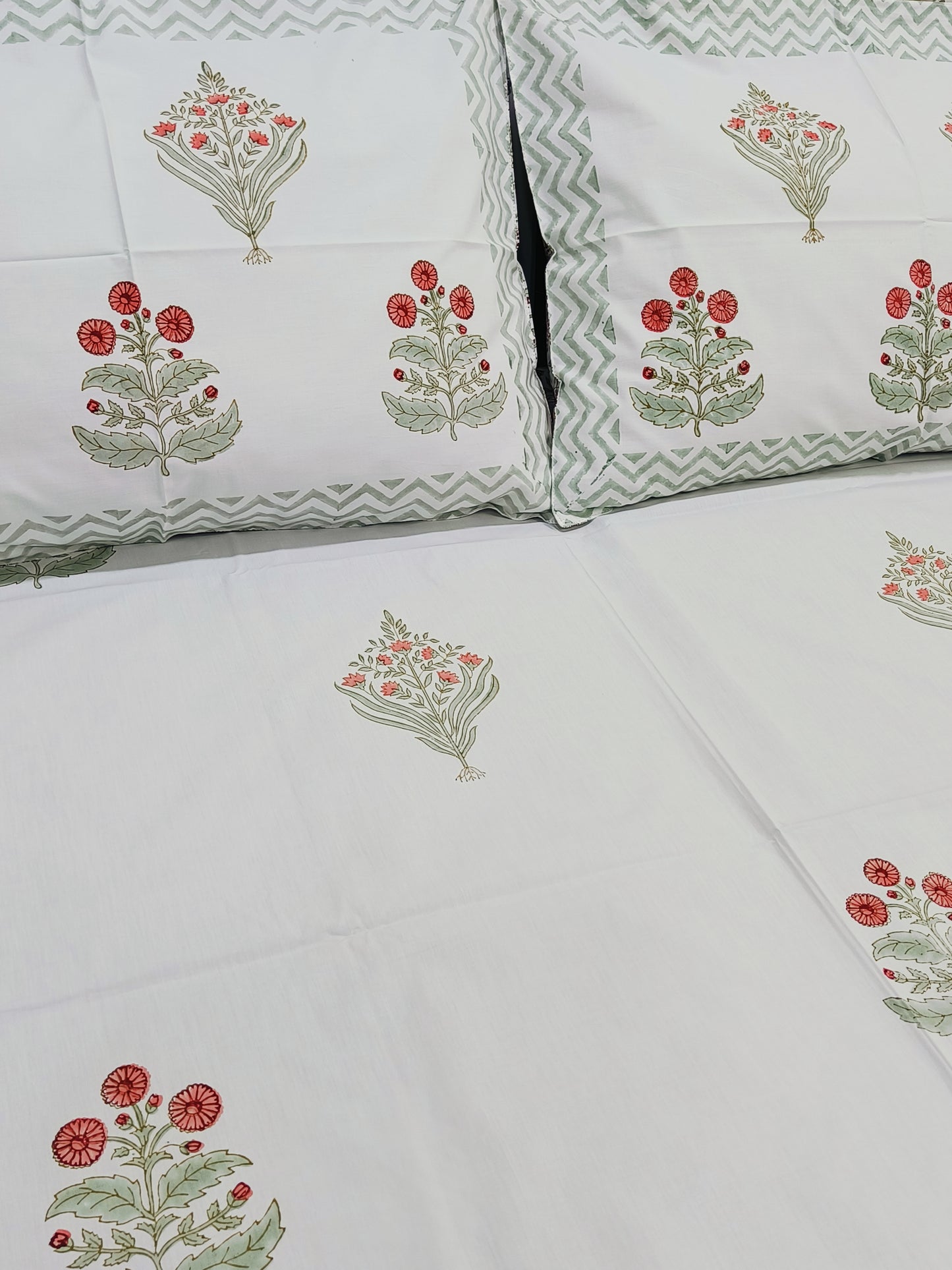 Bedsheet With King Size Pillow Cases
