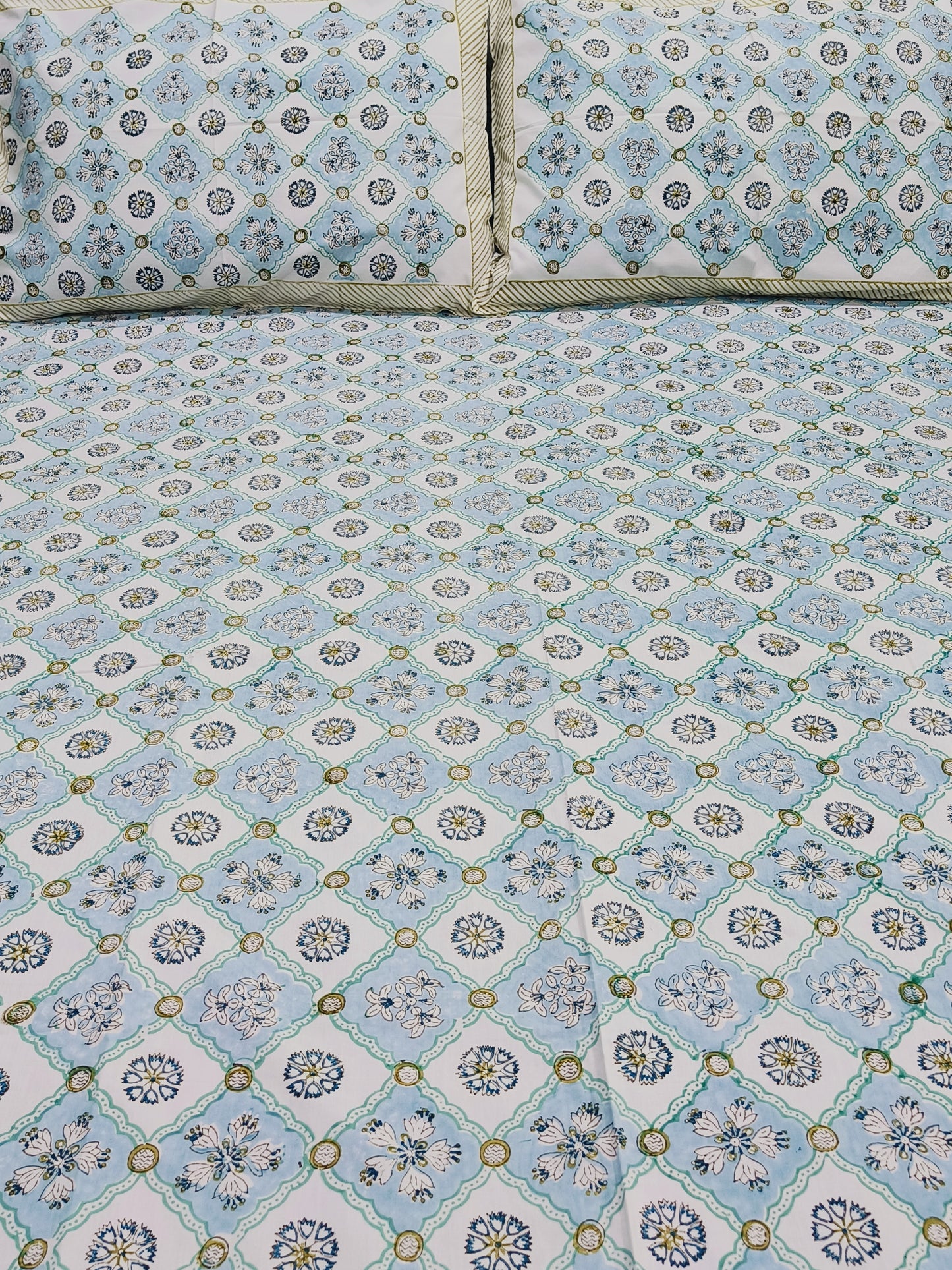 Bedsheet With King Size Pillow Cases
