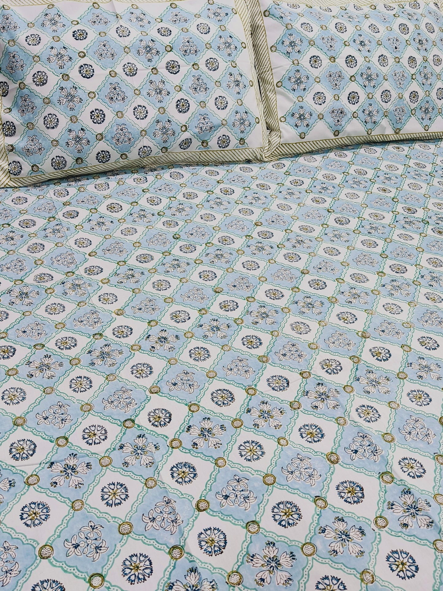 Bedsheet With King Size Pillow Cases