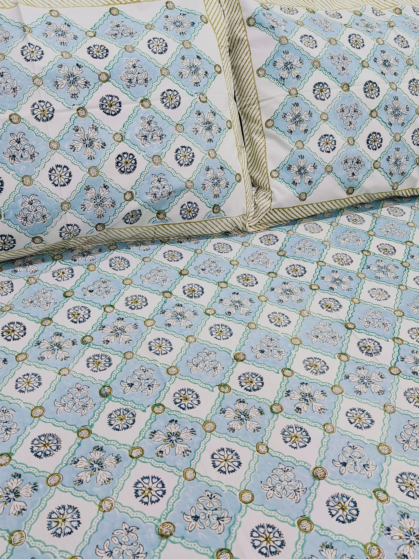 Bedsheet With King Size Pillow Cases