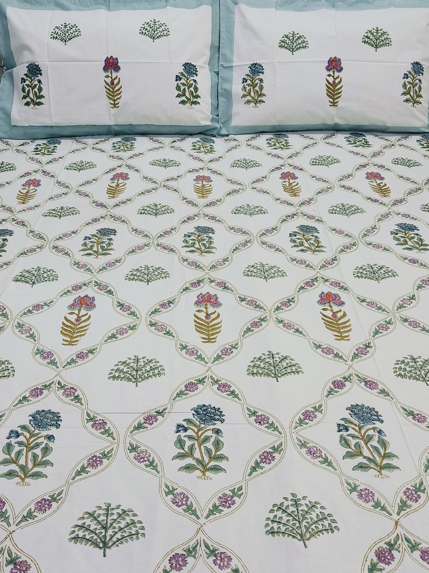Bedsheet With King Size Pillow Cases