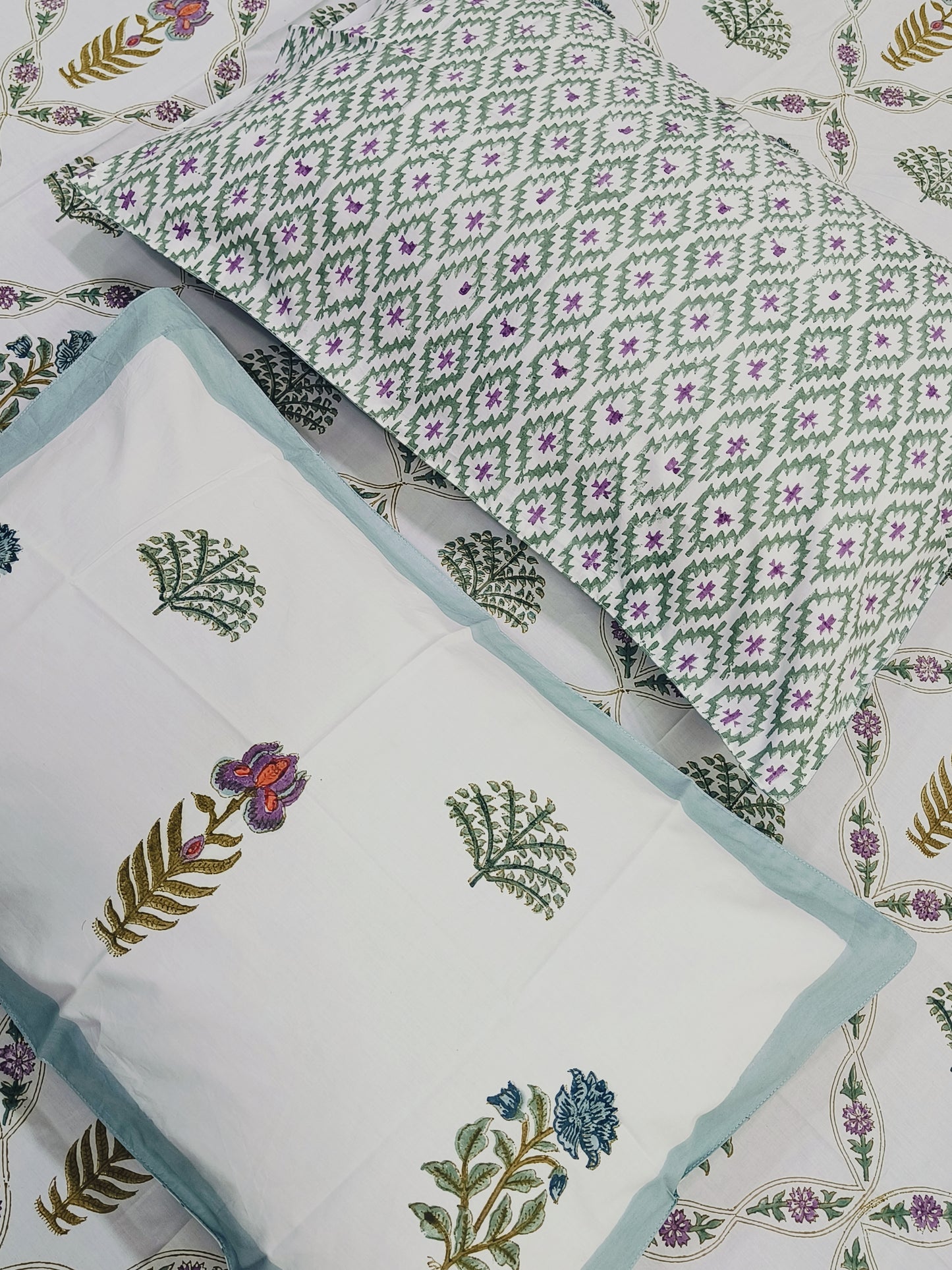 Bedsheet With King Size Pillow Cases