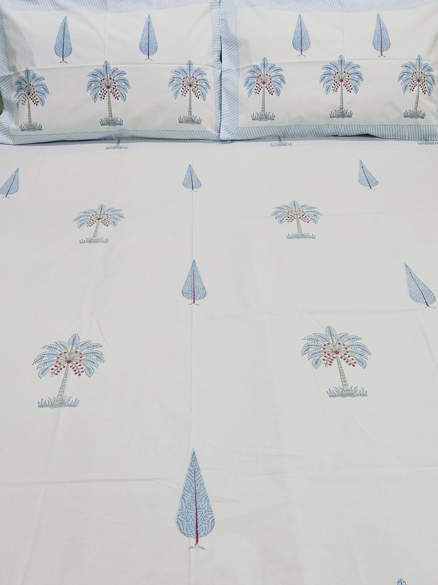 Bedsheet With King Size Pillow Cases