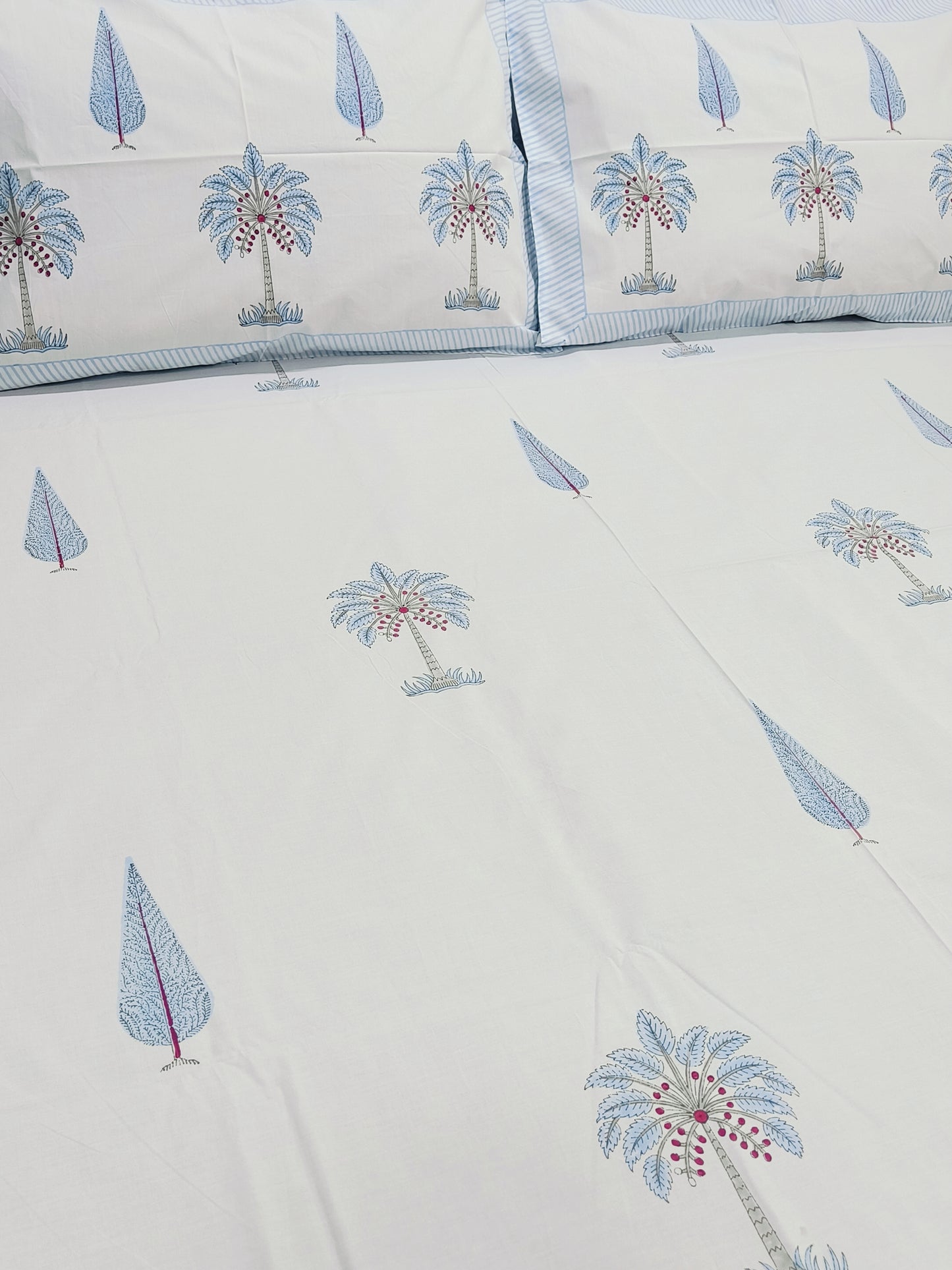 Bedsheet With King Size Pillow Cases
