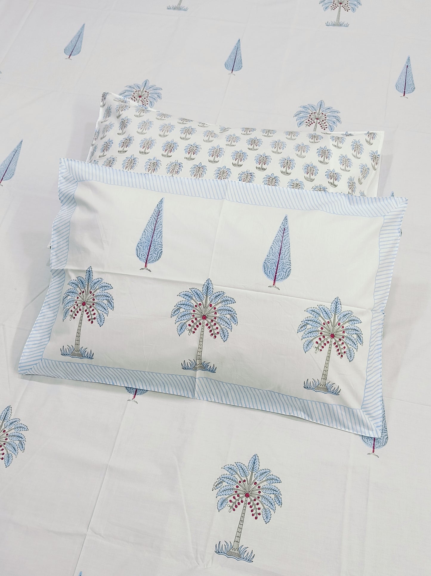 Bedsheet With King Size Pillow Cases