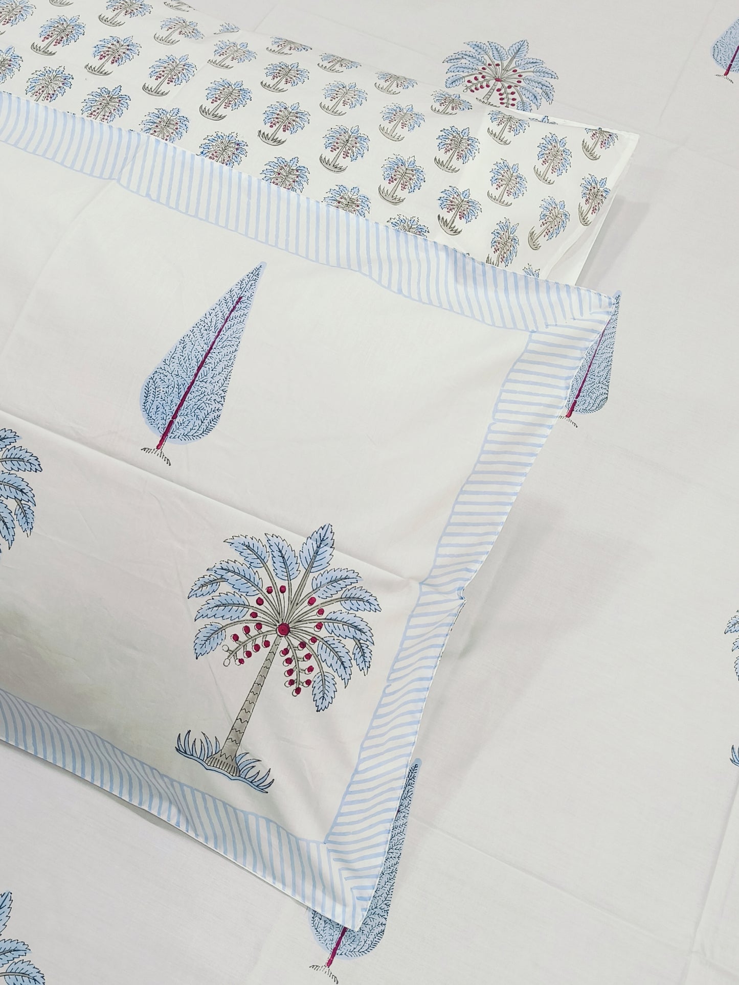 Bedsheet With King Size Pillow Cases