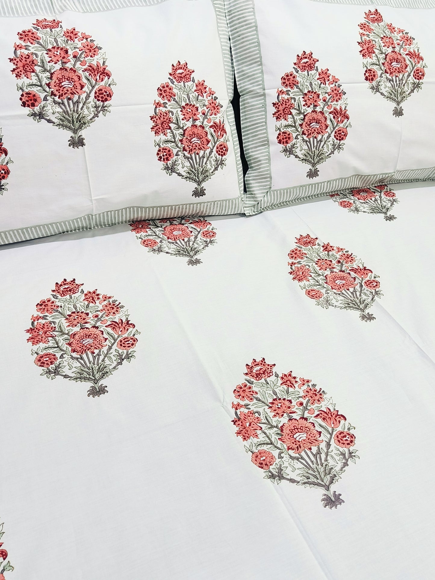 Bedsheet With King Size Pillow Cases