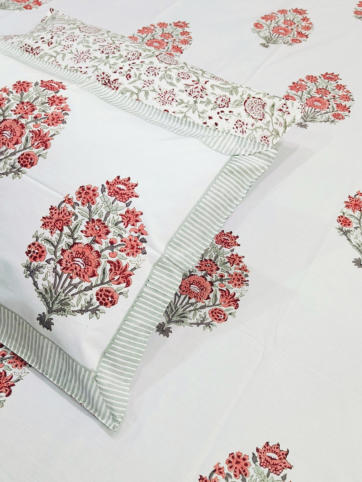 Bedsheet With King Size Pillow Cases