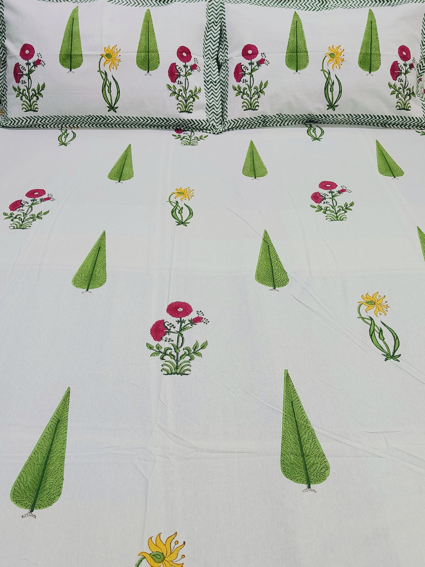 Bedsheet With King Size Pillow Cases