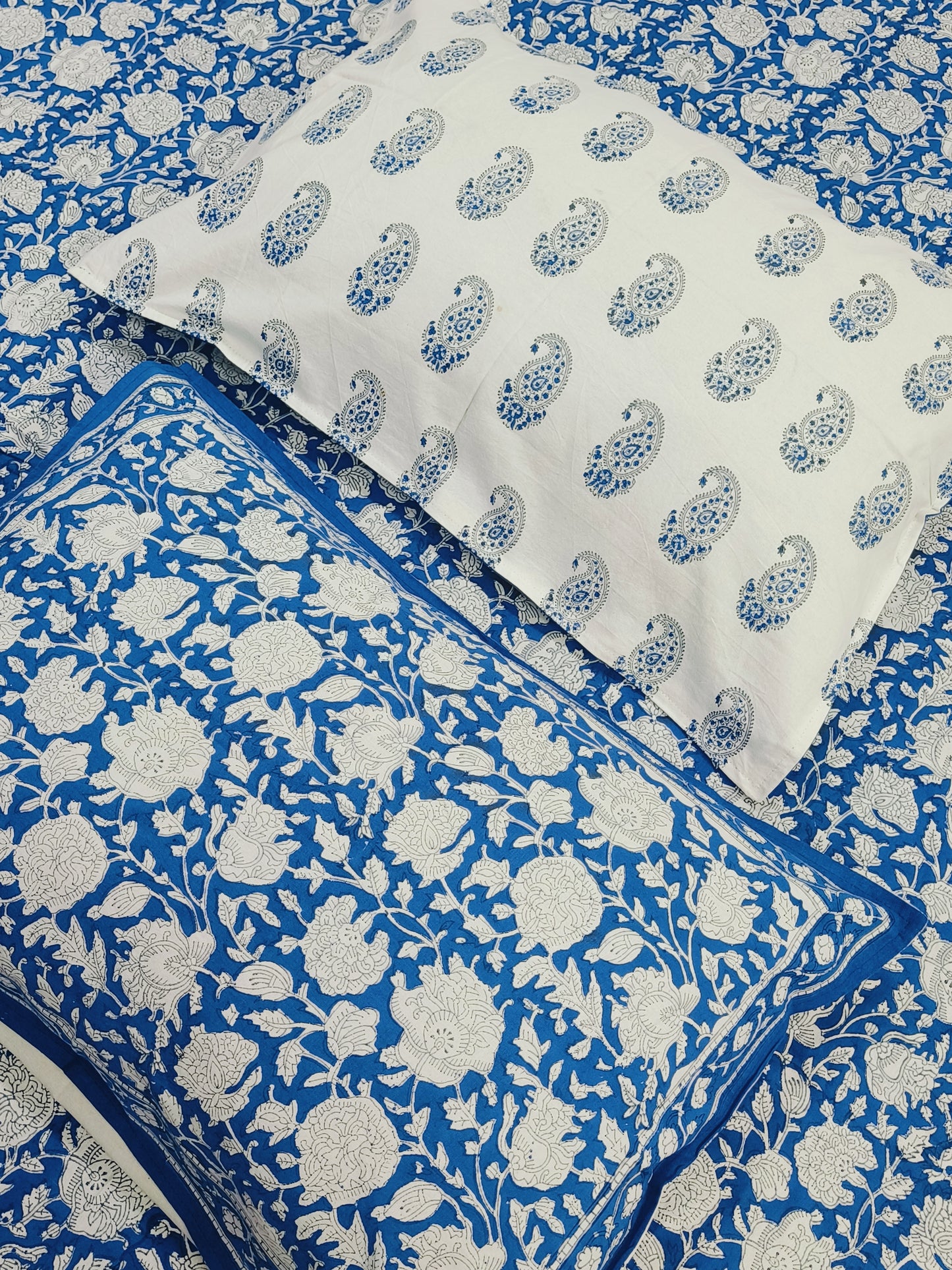 Bedsheet With King Size Pillow Cases