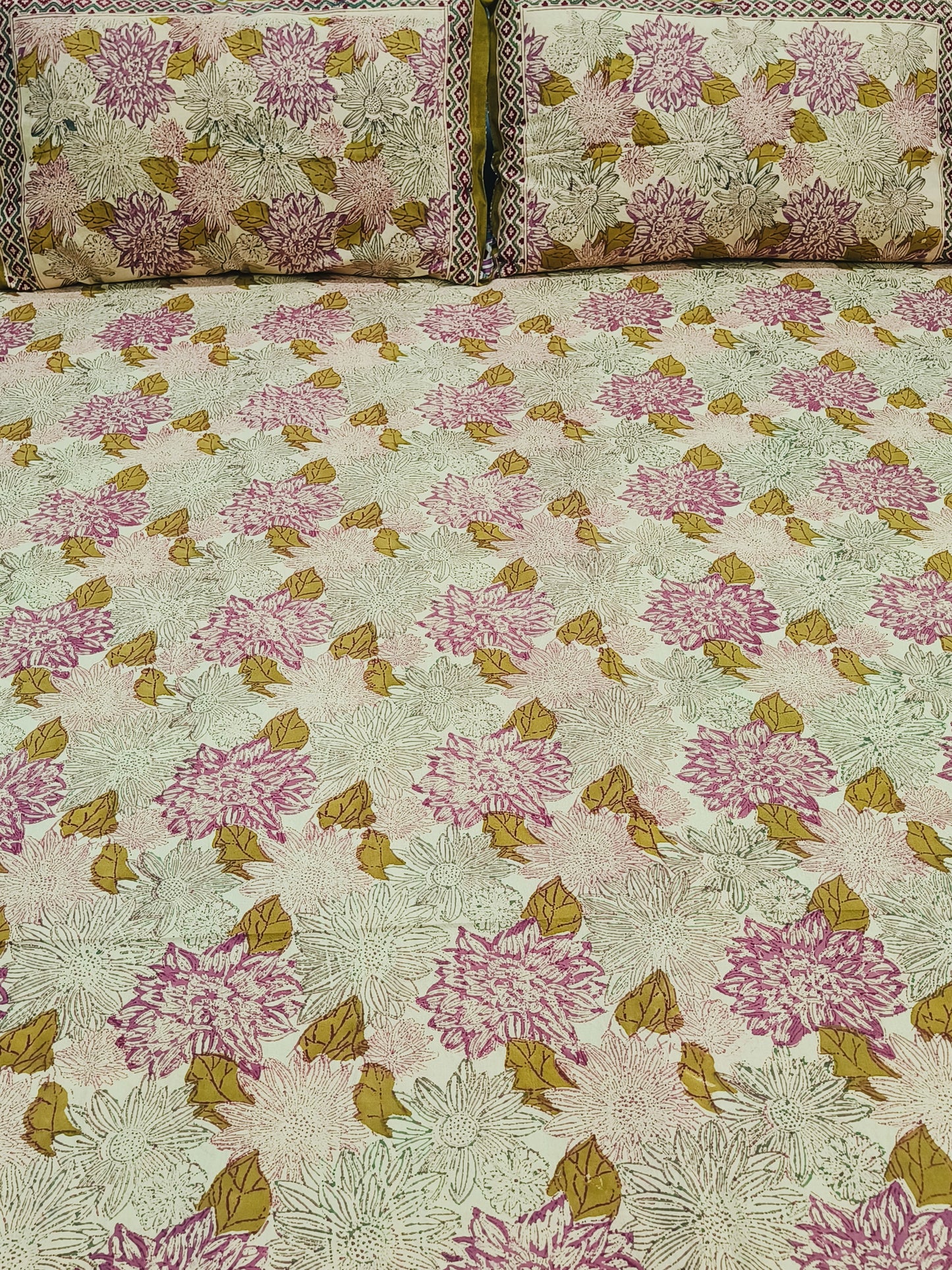 Bedsheet With King Size Pillow Cases