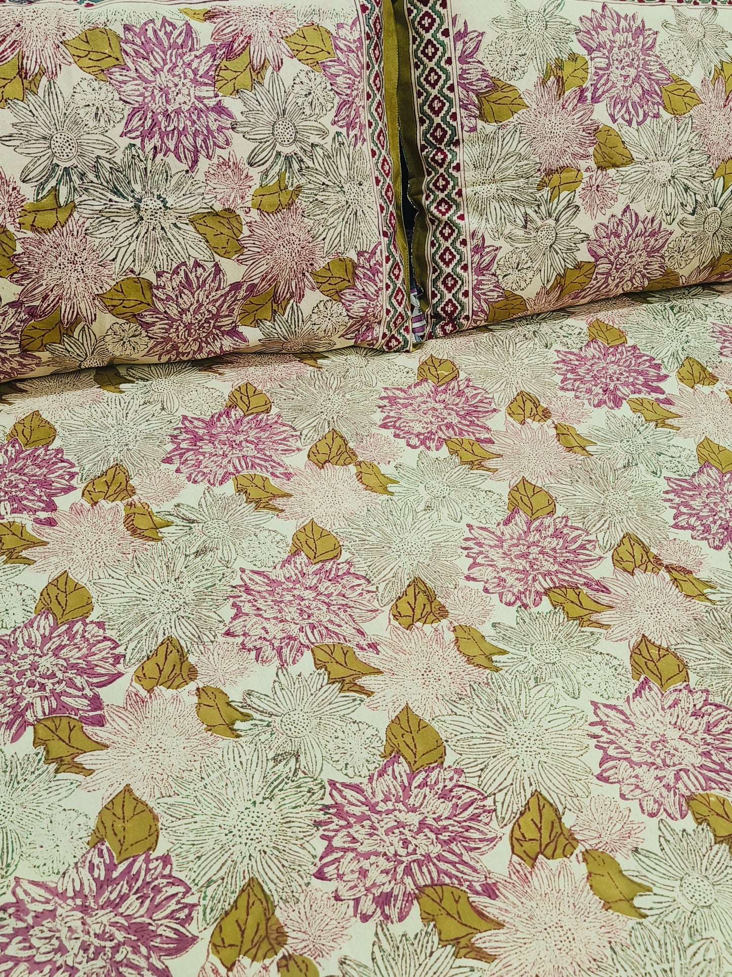 Bedsheet With King Size Pillow Cases