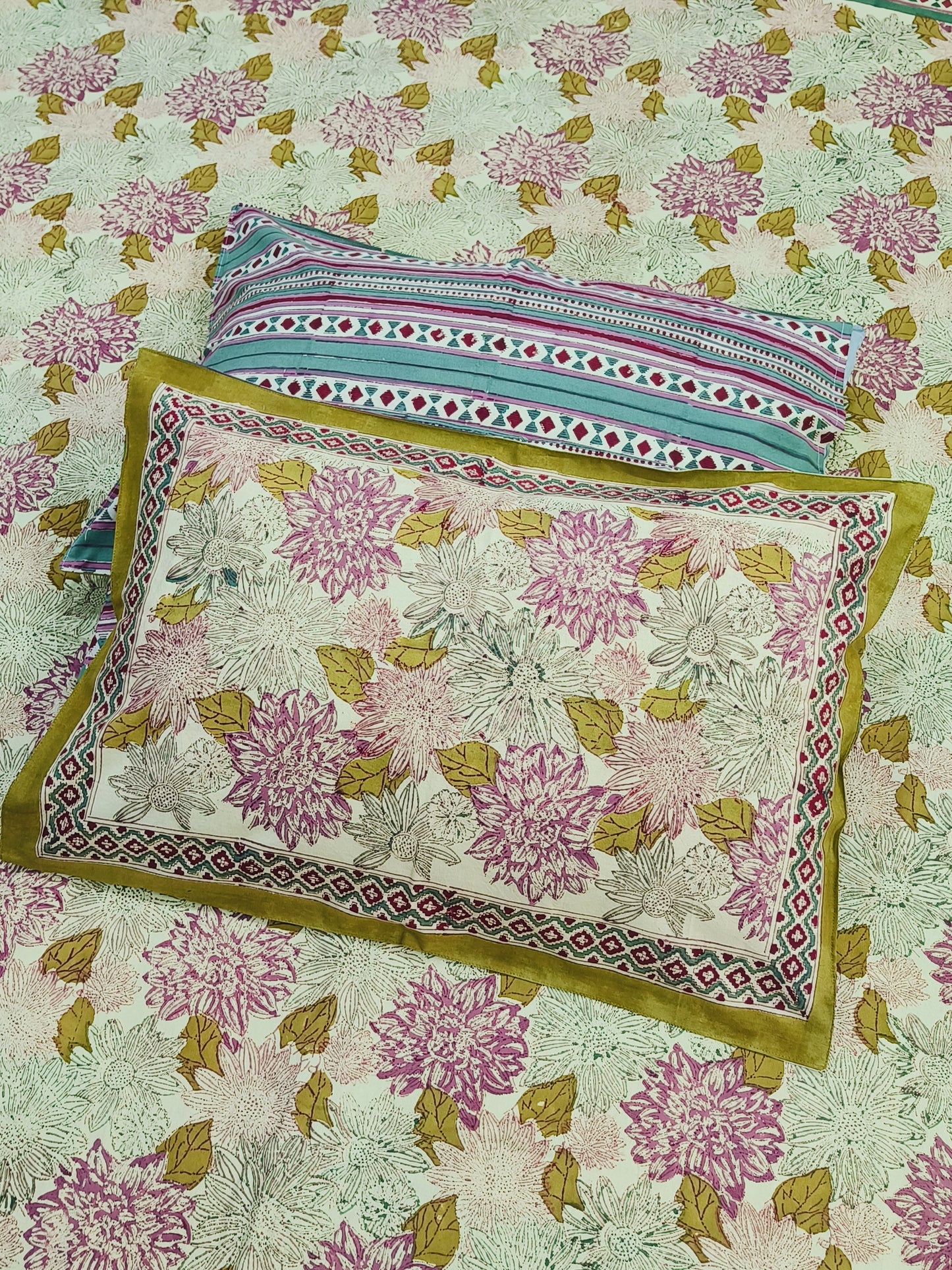 Bedsheet With King Size Pillow Cases