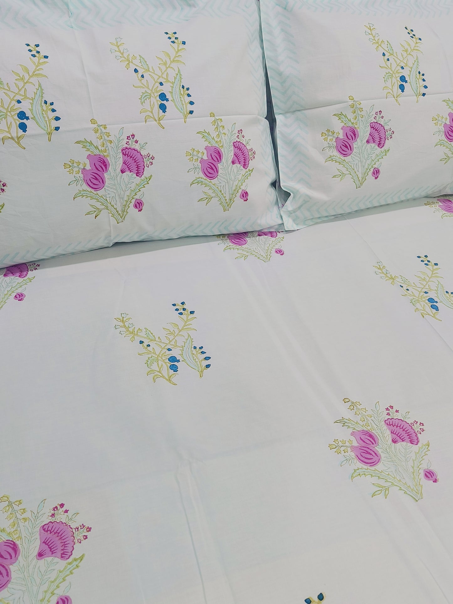 Bedsheet With King Size Pillow Cases