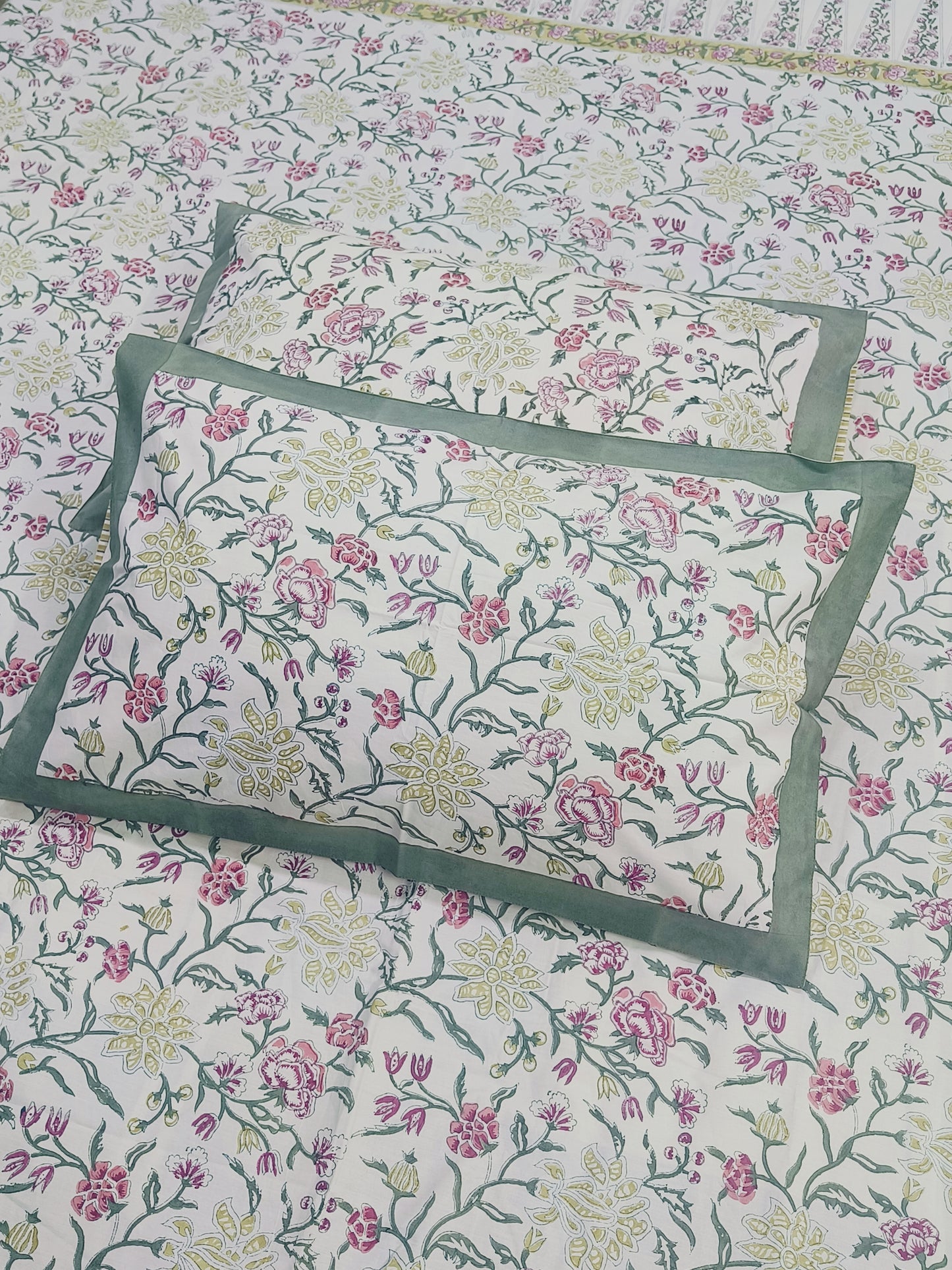 Bedsheet With King Size Pillow Cases