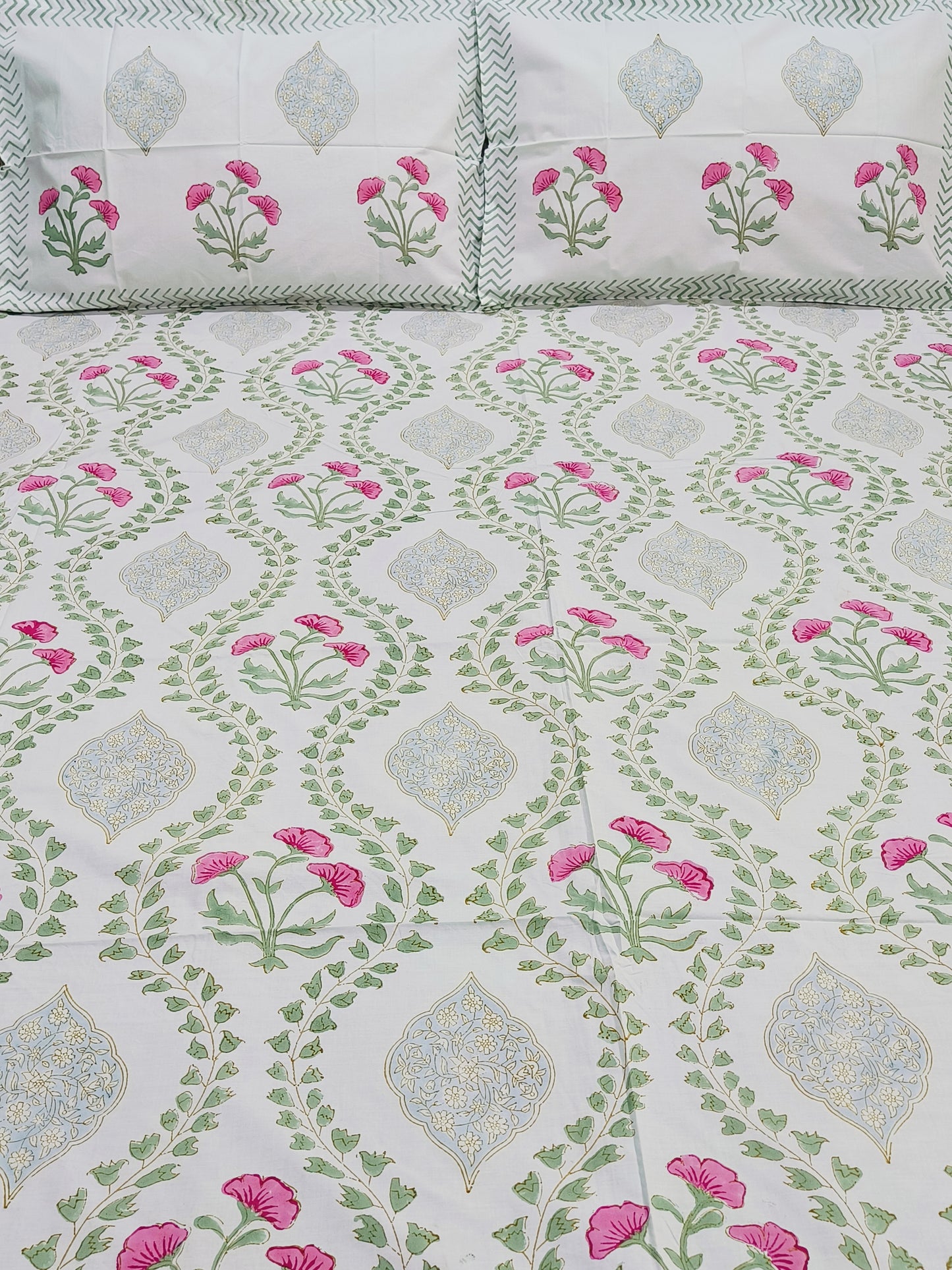 Bedsheet With King Size Pillow Cases