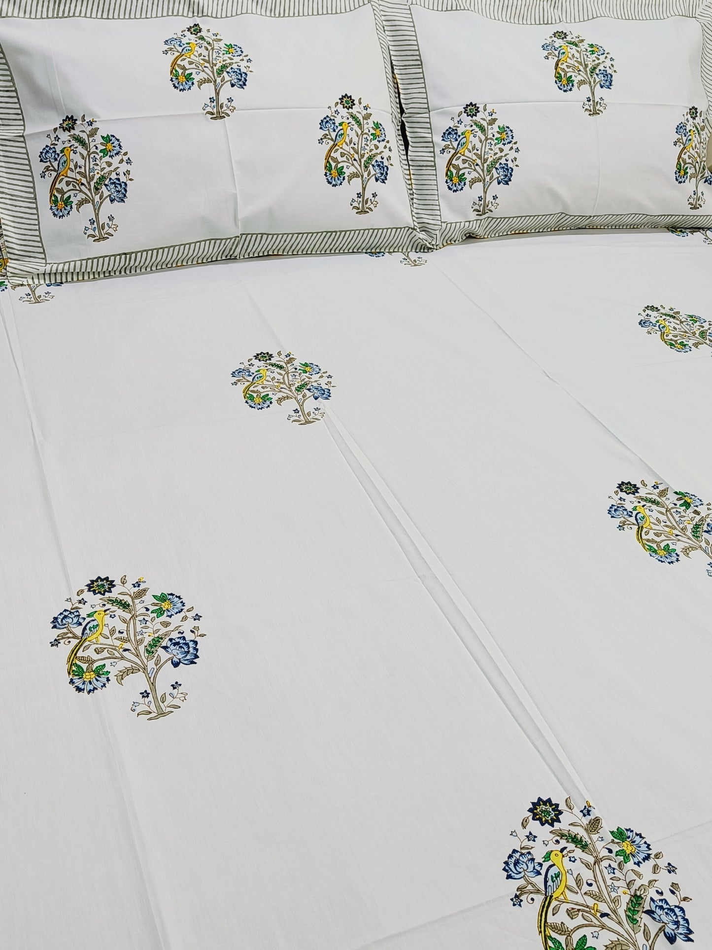 Bedsheet With King Size Pillow Cases