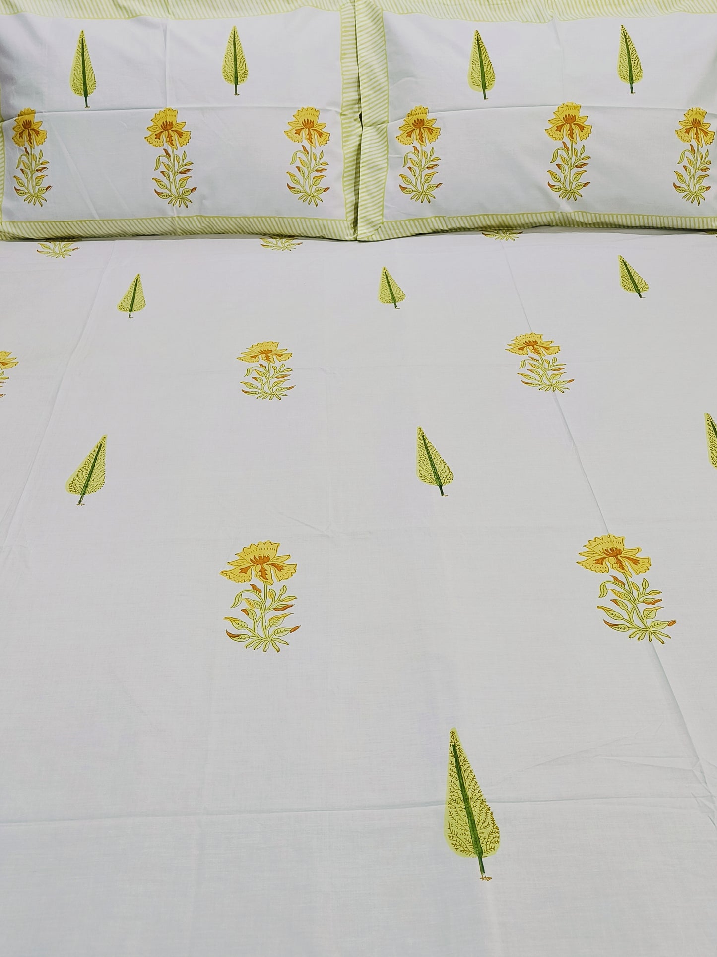 Bedsheet With King Size Pillow Cases