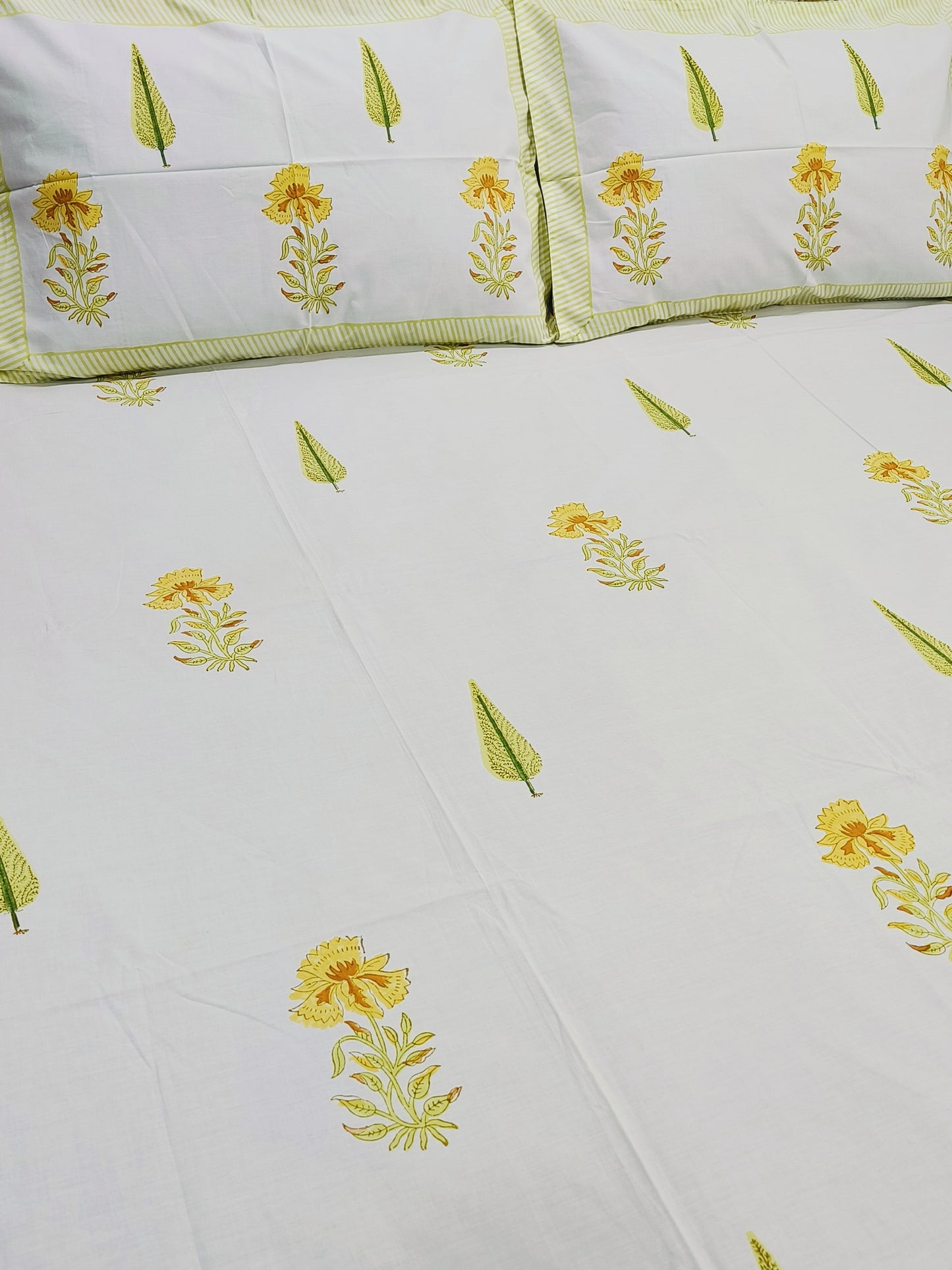 Bedsheet With King Size Pillow Cases